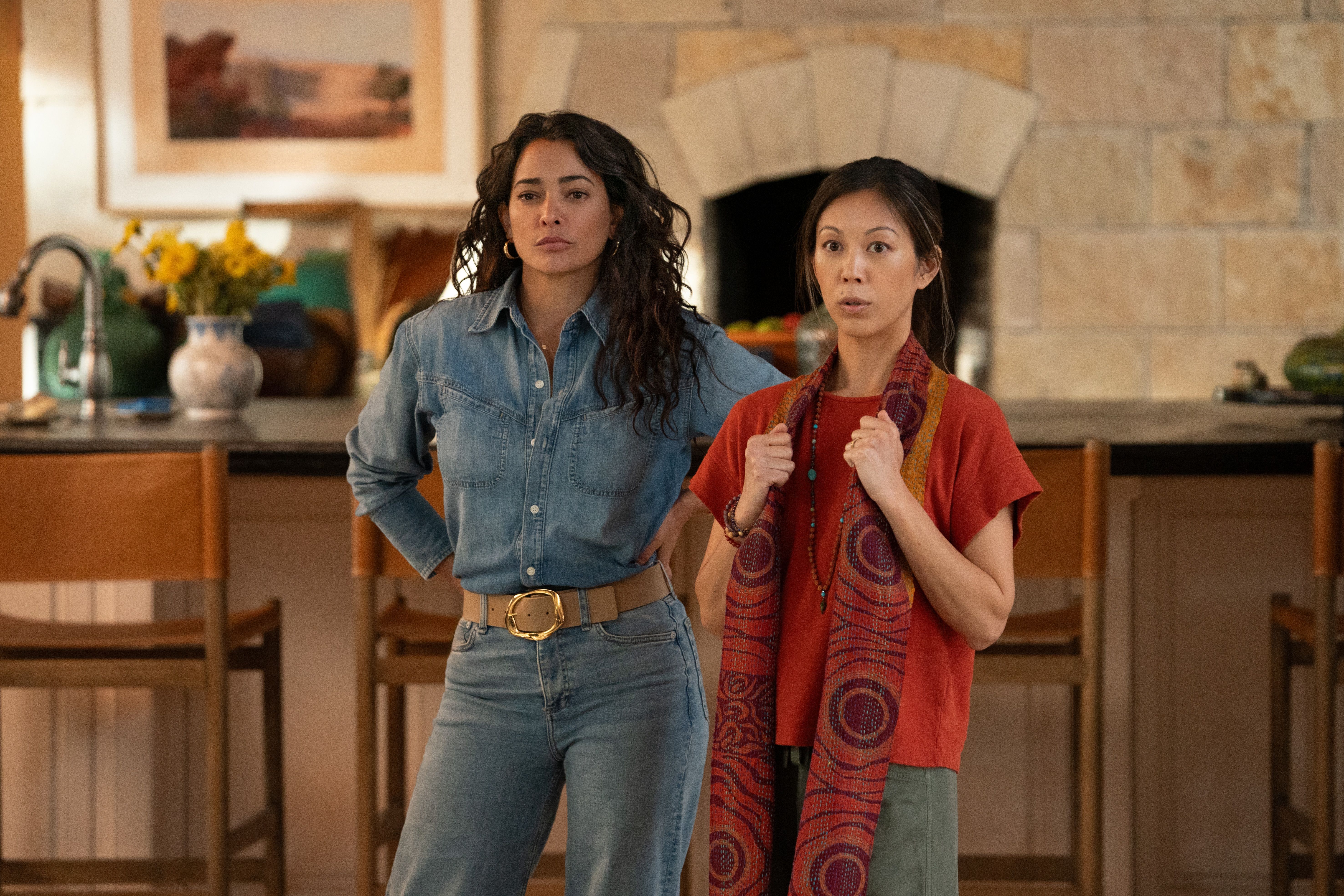 Tålmodige koner: Natalie Martinez og Brittany Ishibashi.