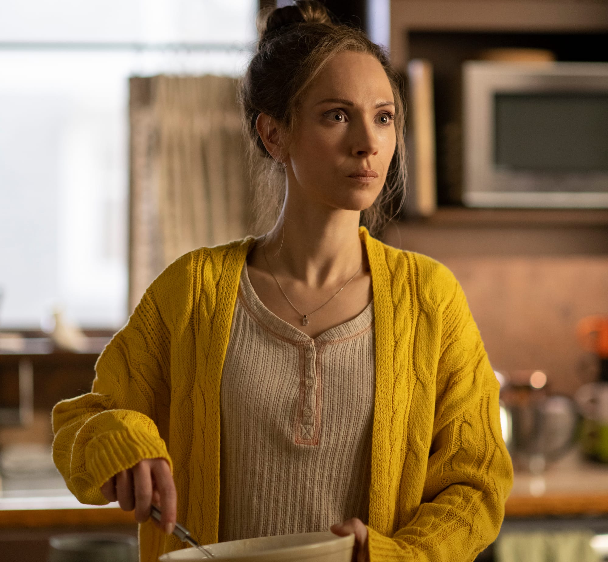 Dot Lyons er husmor i North-Dakota. Hun skjuler også noen voldelige hemmeligheter som svigermoren gjerne vil finne ut av. Dot spilles av Juno Temple, kjent fra «Ted Lasso».