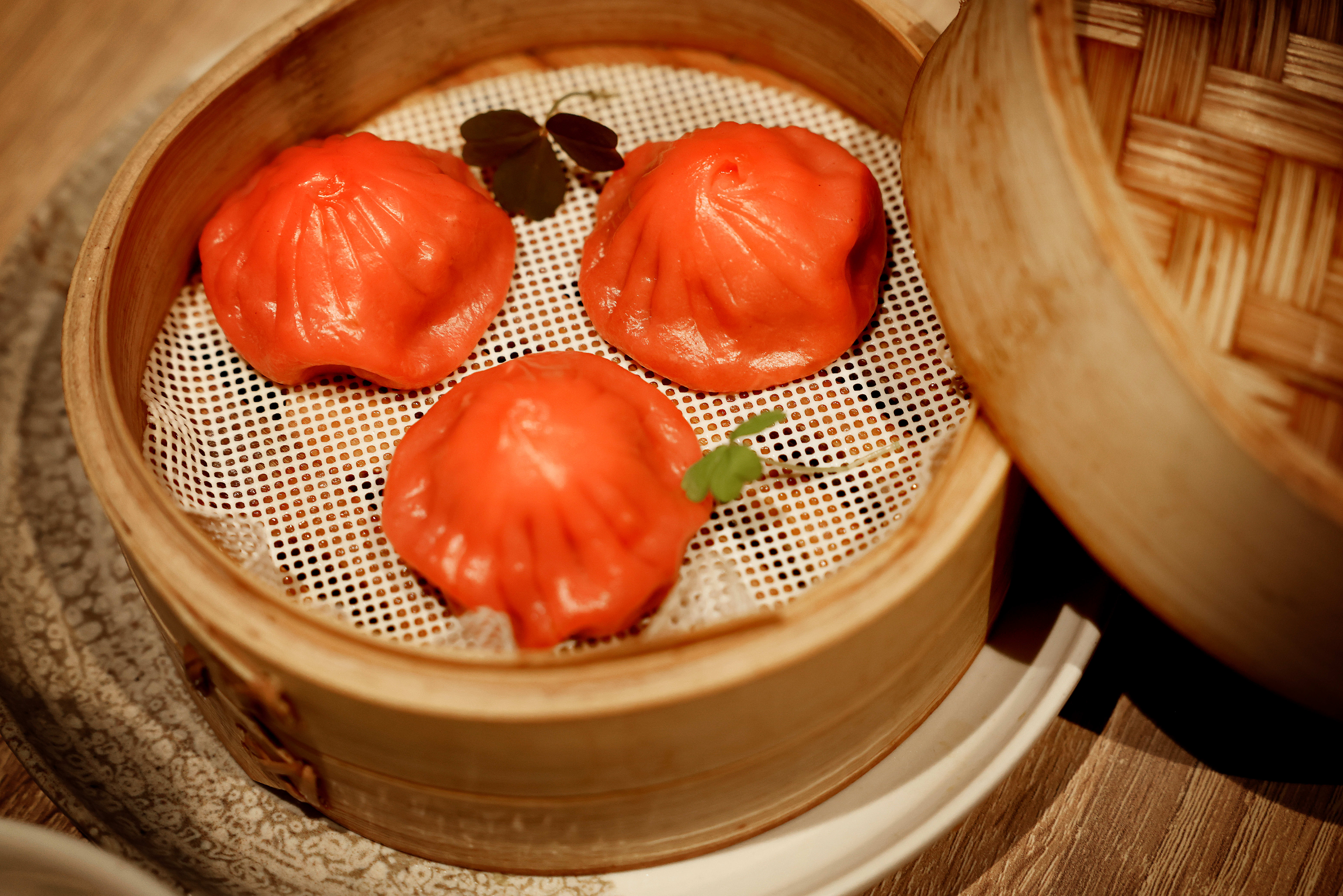 Dumplings med svinekjøtt og trøffelsaus var overraskende godt.