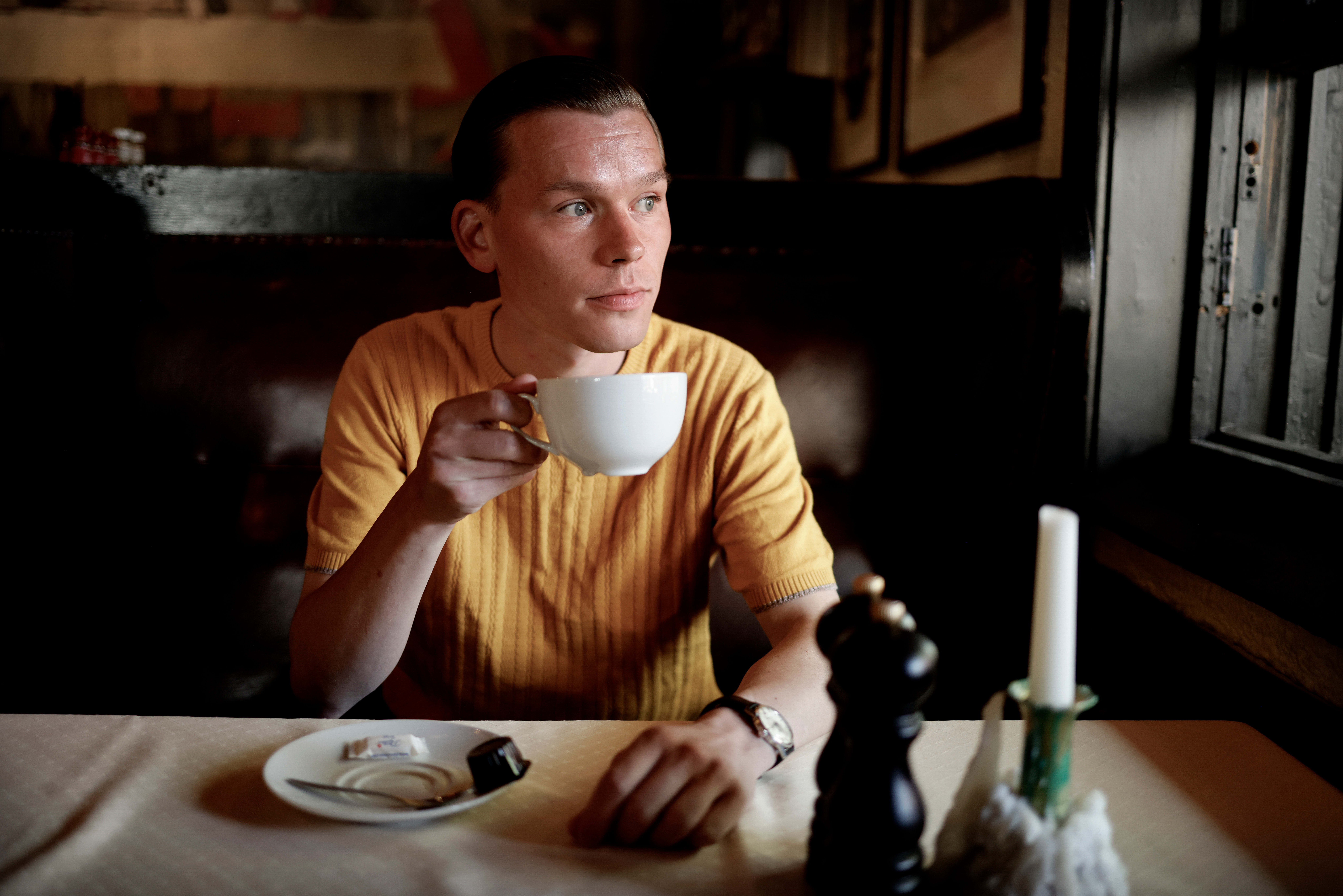 Andreas Tharaldsen er forfatter av «Hvem drepte kelneren? Et fag i forfall.» fra 2024. Der skriver han om den moderne servitøren.