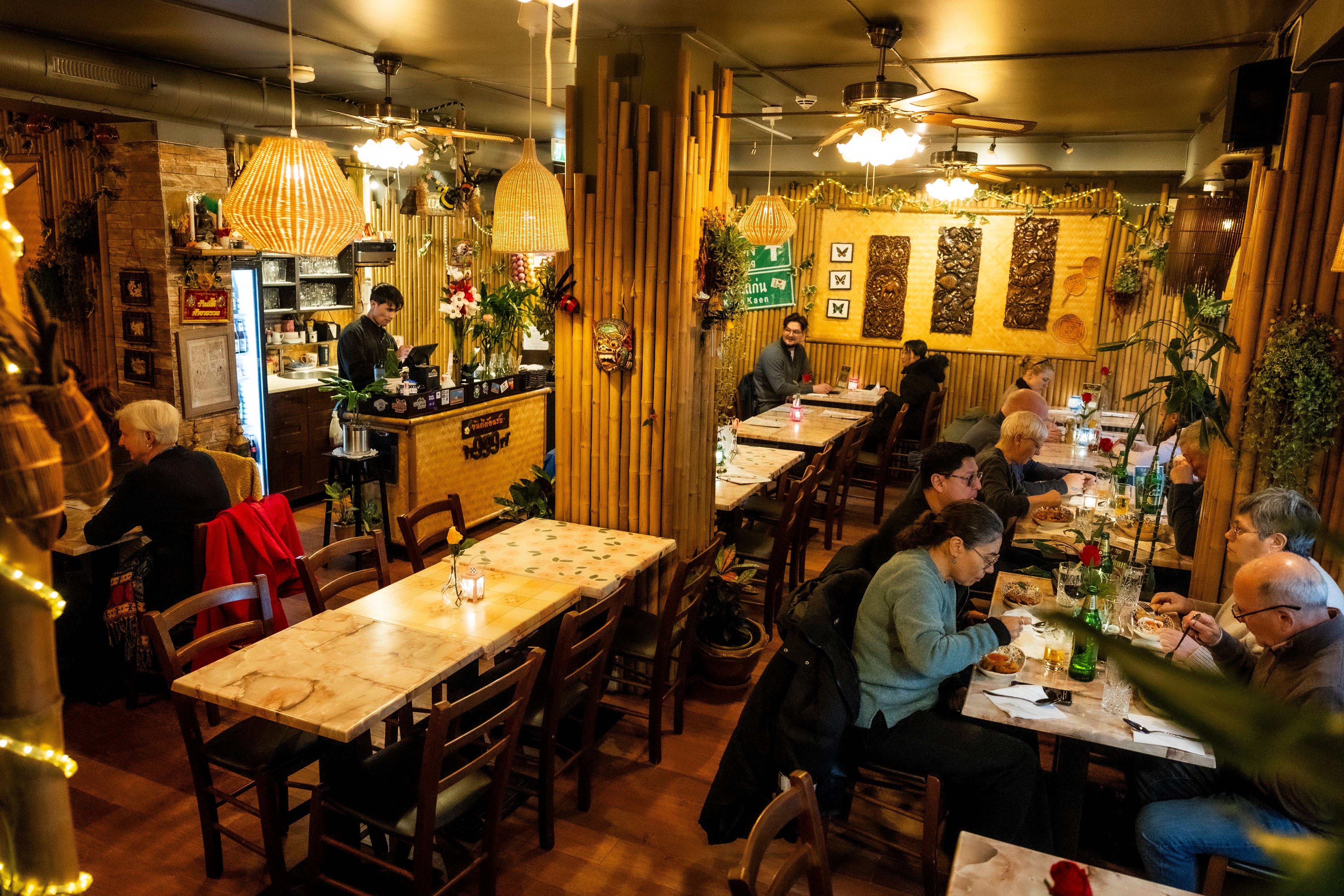 Lysslynger, vifter i taket og bambusvegger – her kjenner man seg fort igjen fra spisesteder i Thailand. 