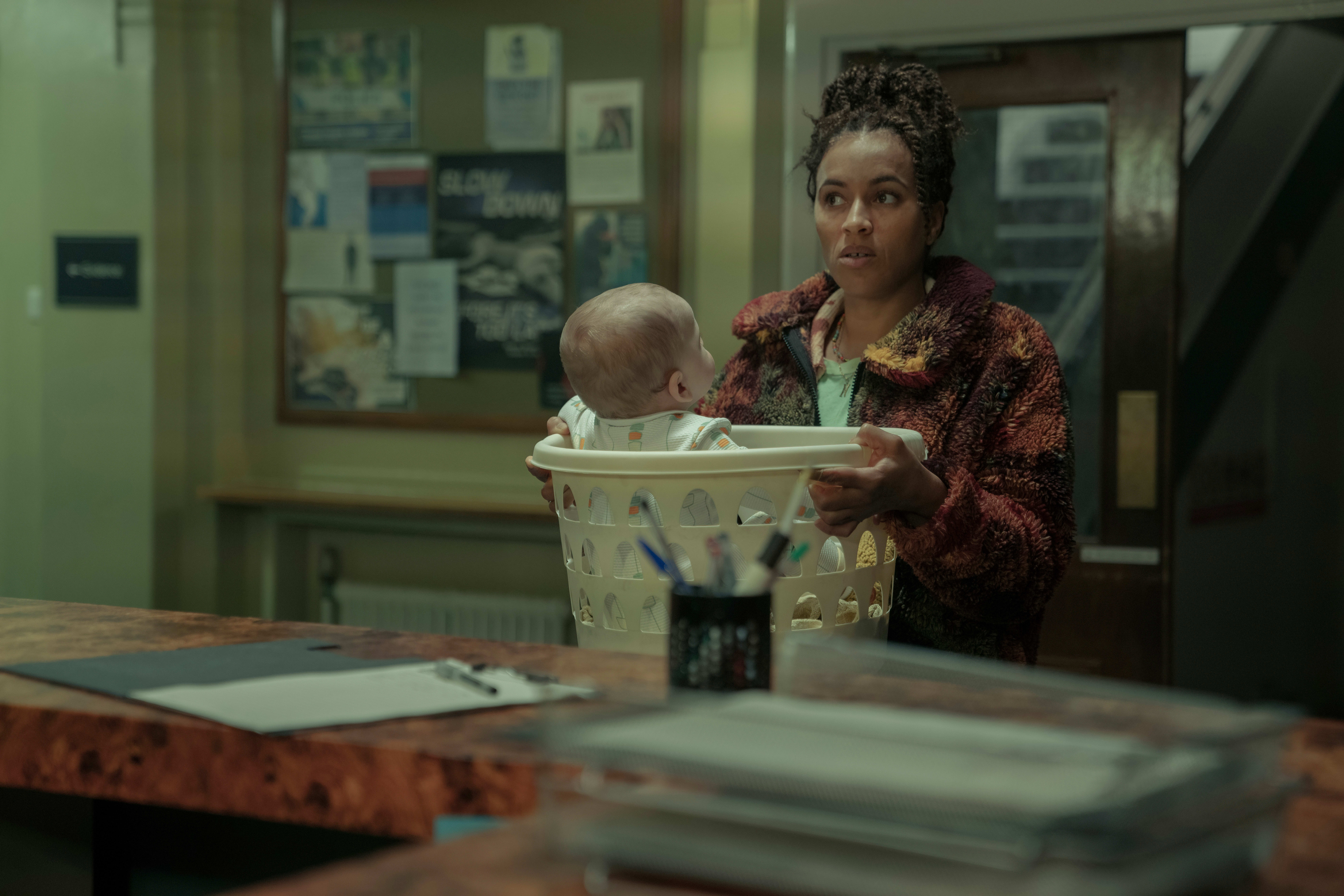 Dere må da se at dette ikke er min baby, skriker en desperat Natasha (Michelle de Swarte).