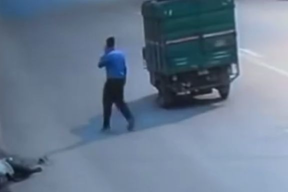 Video ryster India: Mann blør ihjel på gaten. Ingen hjelper, men en knabber mobilen hans.