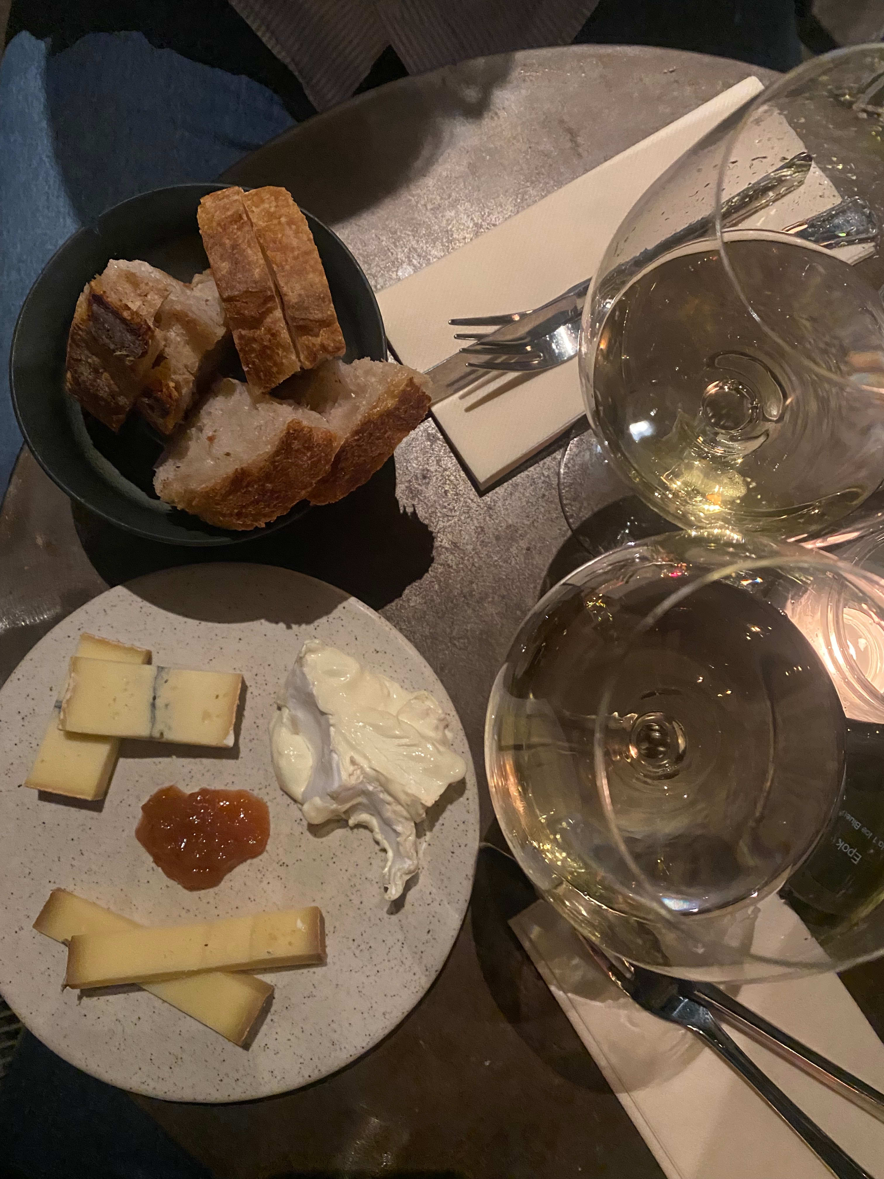 Bilde av franske oster, vin og surdeigsbrød