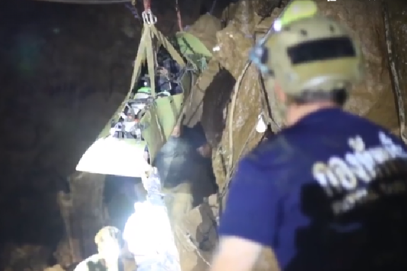  Faststroppet i bårer ble «sovende» gutter reddet ut av grotten i Thailand
