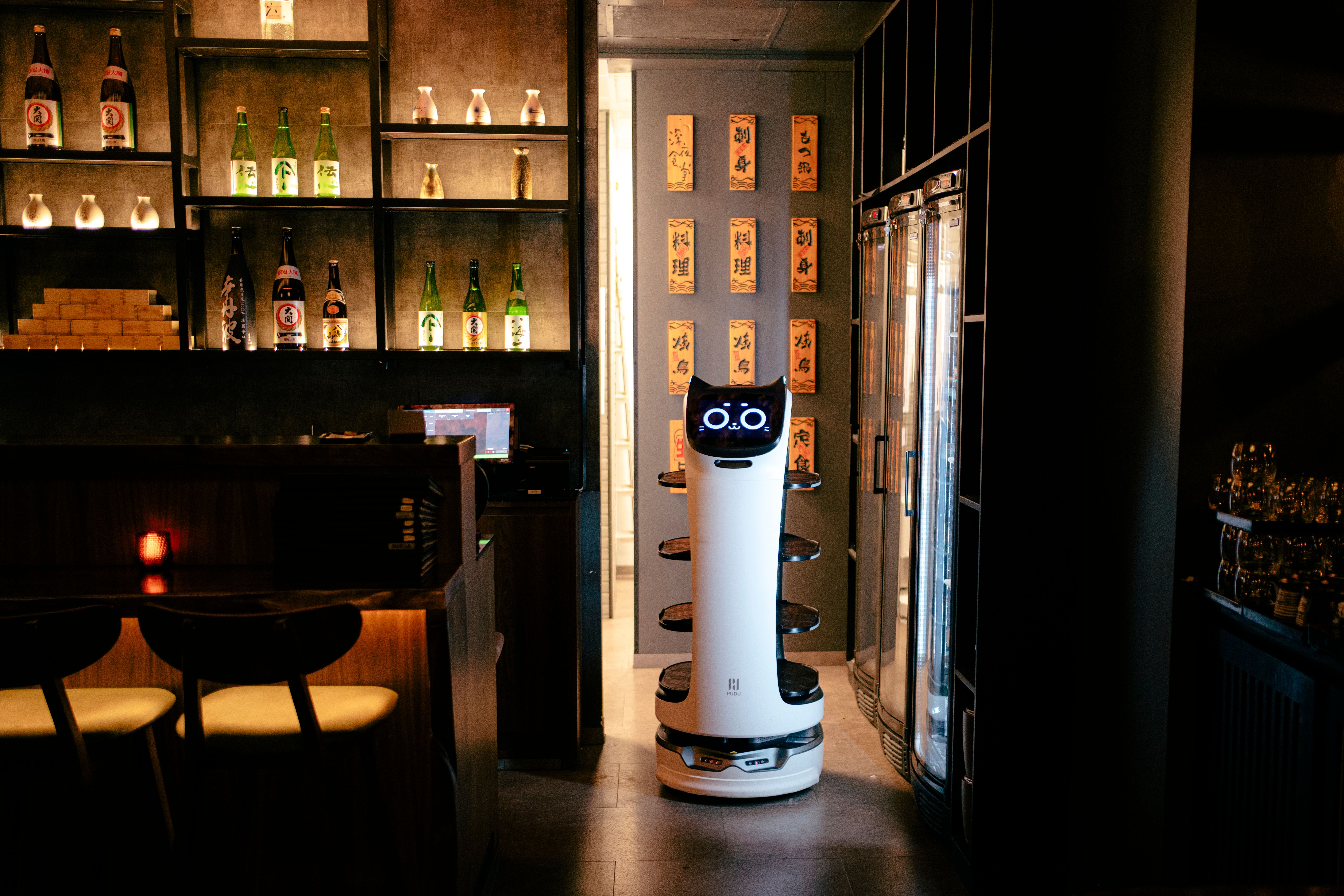 Slik ser den ut, roboten som kjører maten inn i restauranten, men ikke frem til bordet.