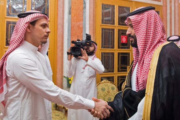 Her hilser Khashoggis sønn på prinsen som anklages for å ha vært ansvarlig for farens død