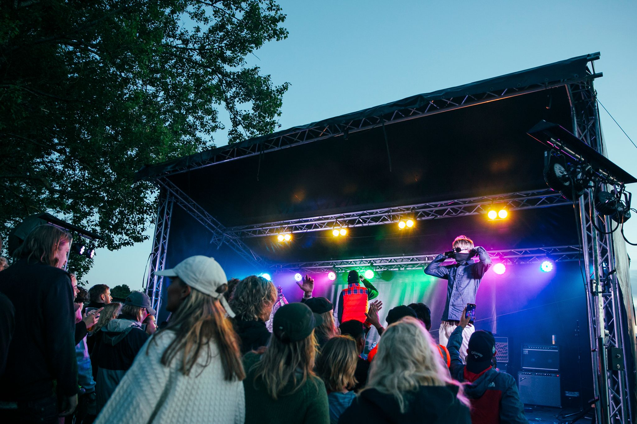 Pølse i vaffel, ølbongstafett og bygdetrap