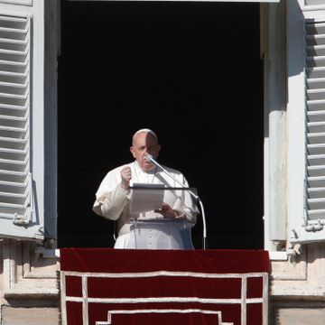 Pavens oppfordring på Petersplassen: Legg vekk mobilen!