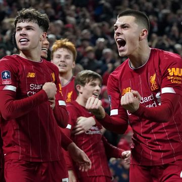 Rekordungt Liverpool videre i FA-cupen etter komisk selvmål