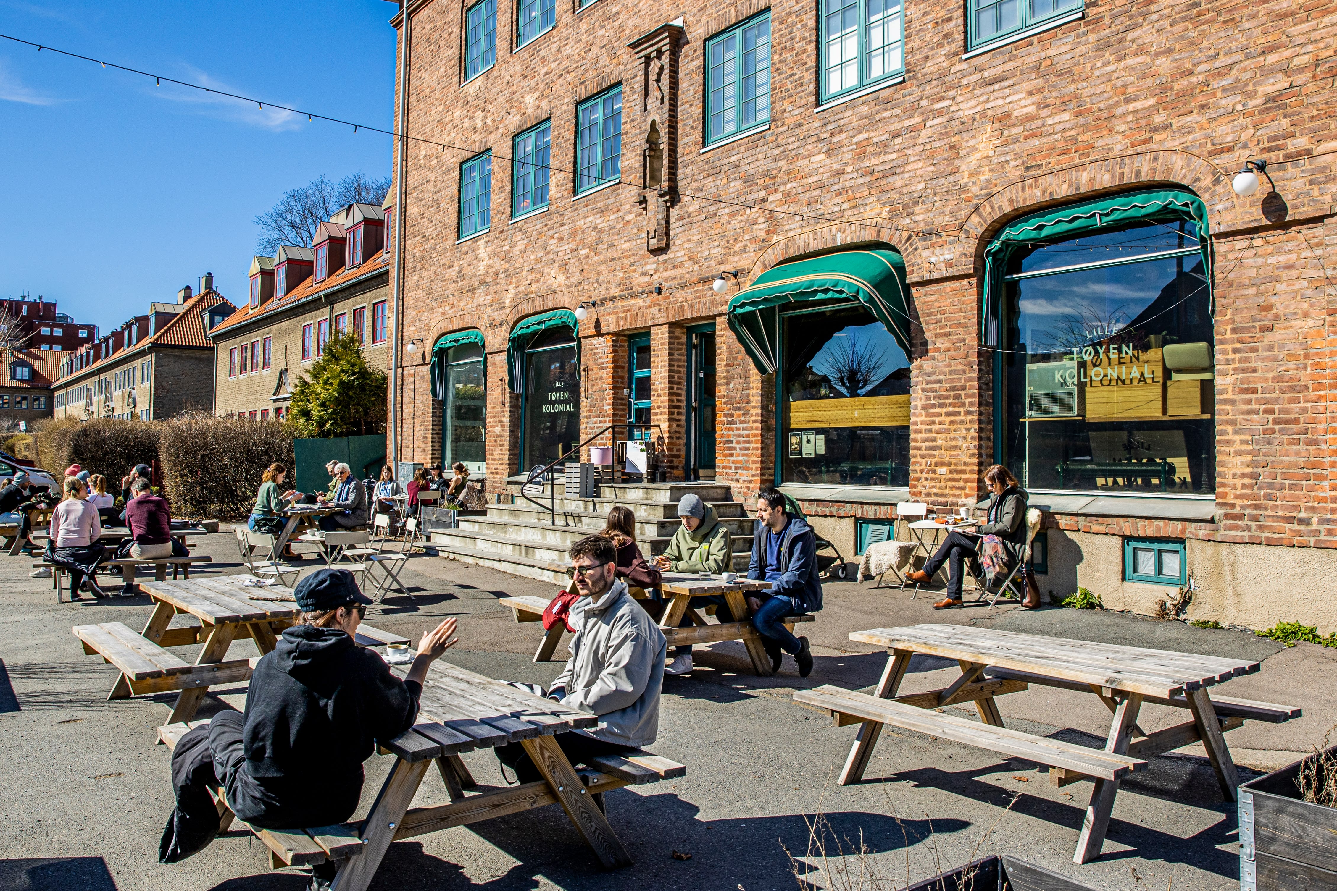 Lille Tøyen kolonial ligger sentralt til i Tøyen Hageby. 