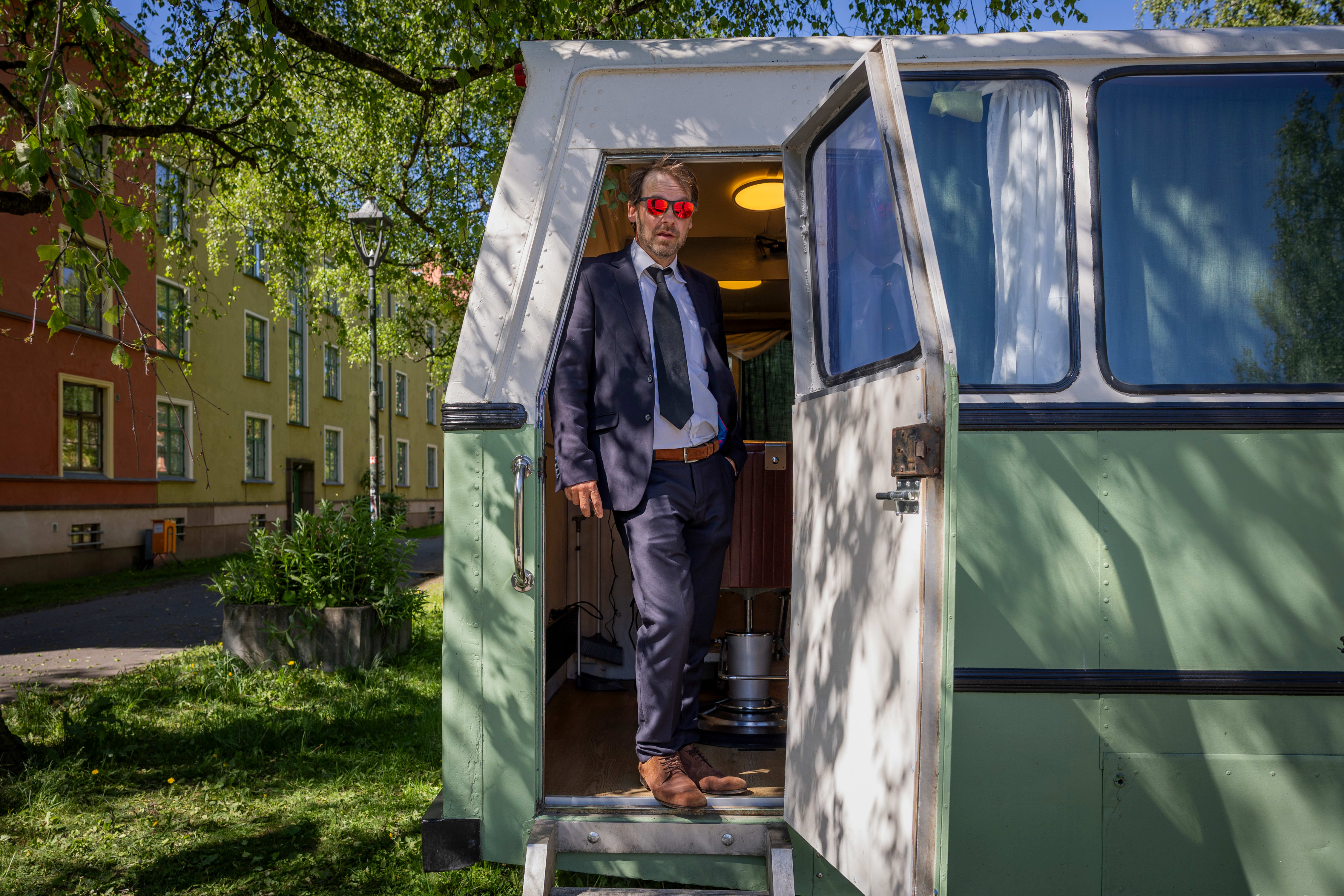 Midt i Oslo står en lysegrønn buss. De som går inn der, har et helt spesielt ærend. 