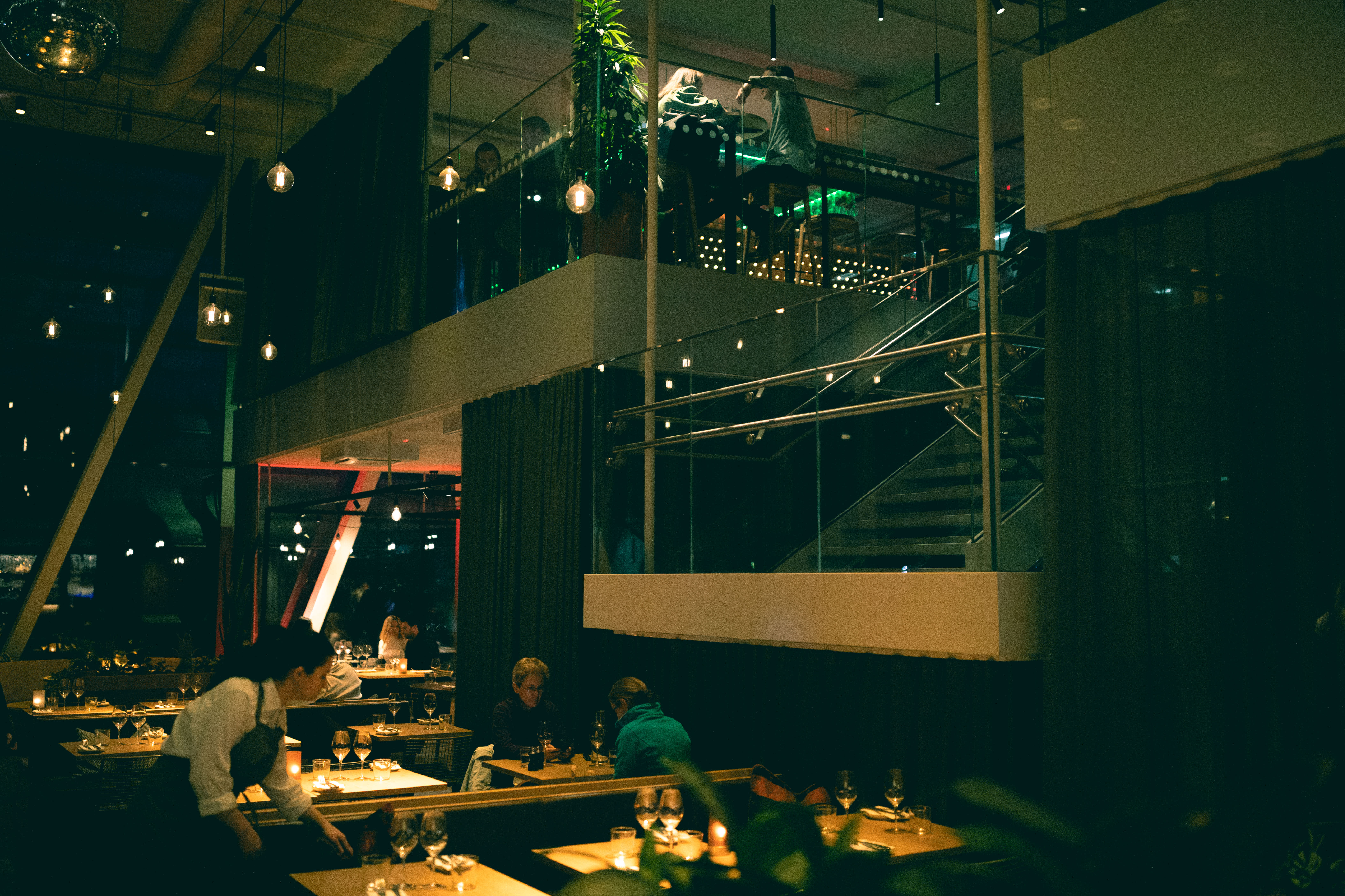 Cocktailbaren Kranen er en liten trapp opp fra restauranten.