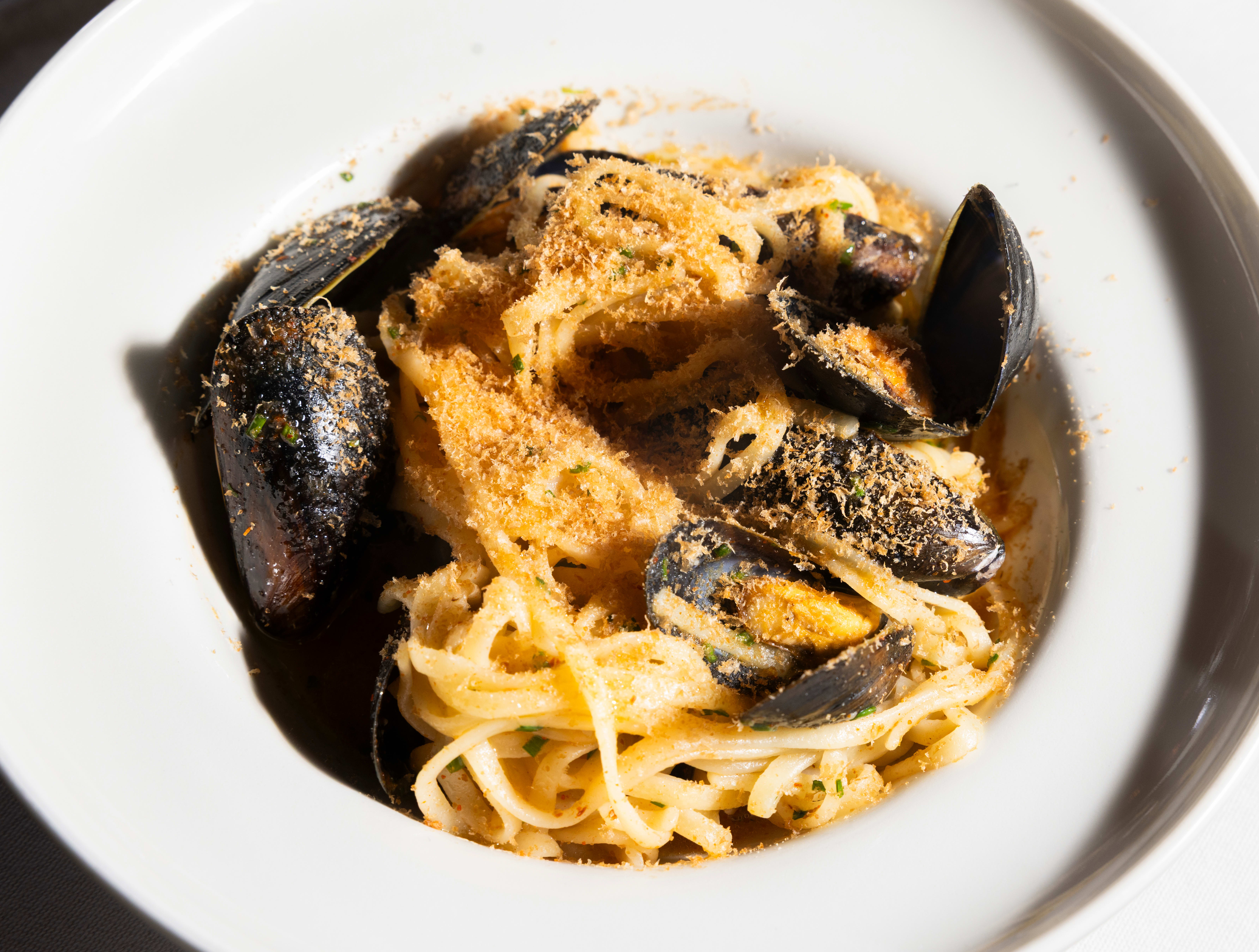 Linguine med blåskjell og bottarga.