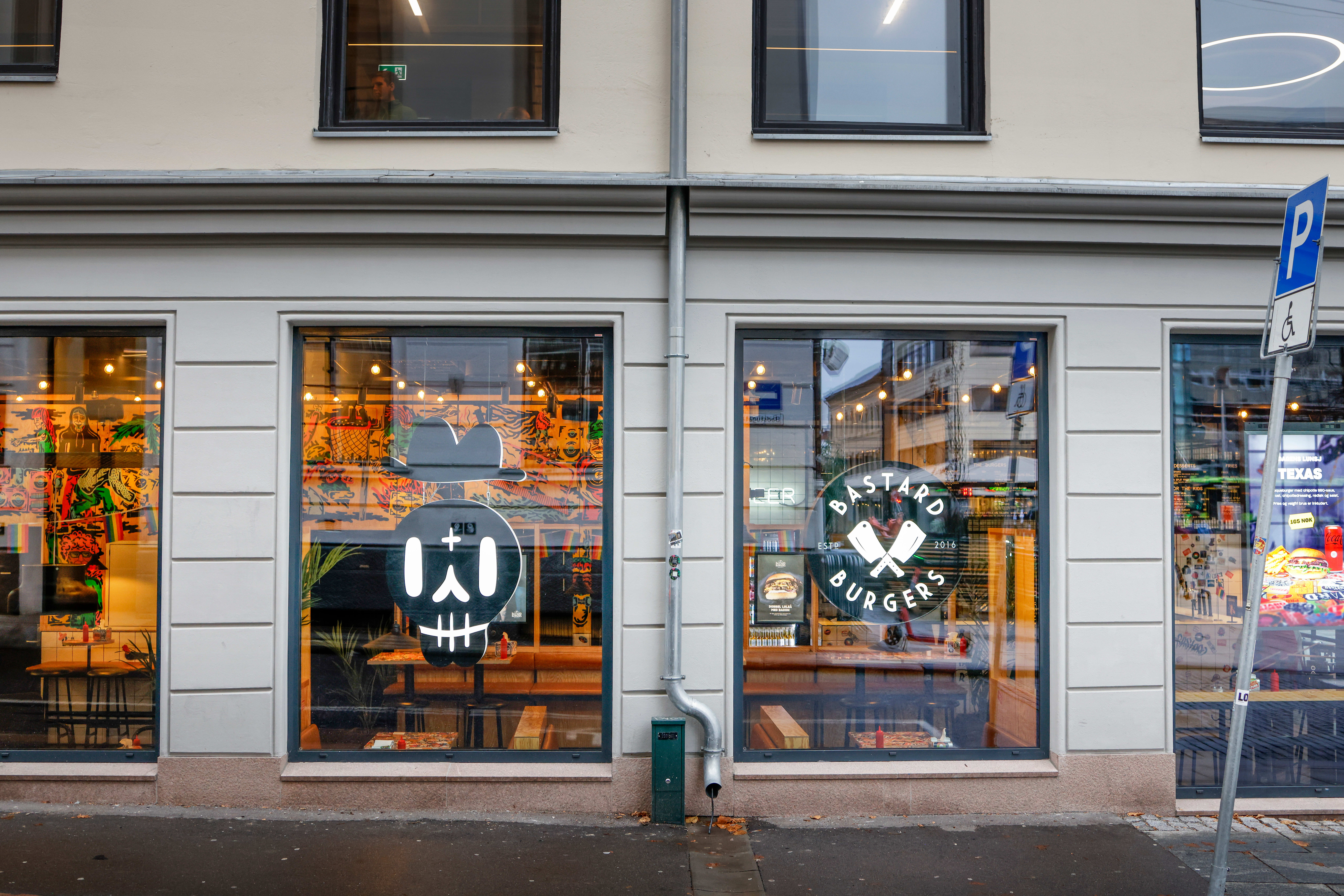 Lokalet ligger rett ved siden av Oslo Street Food. Her strømmer tusenvis av mennesker forbi til og fra jobb. Og i helgene kryr det av festglade, som kan dumpe inn frem til 01.00.