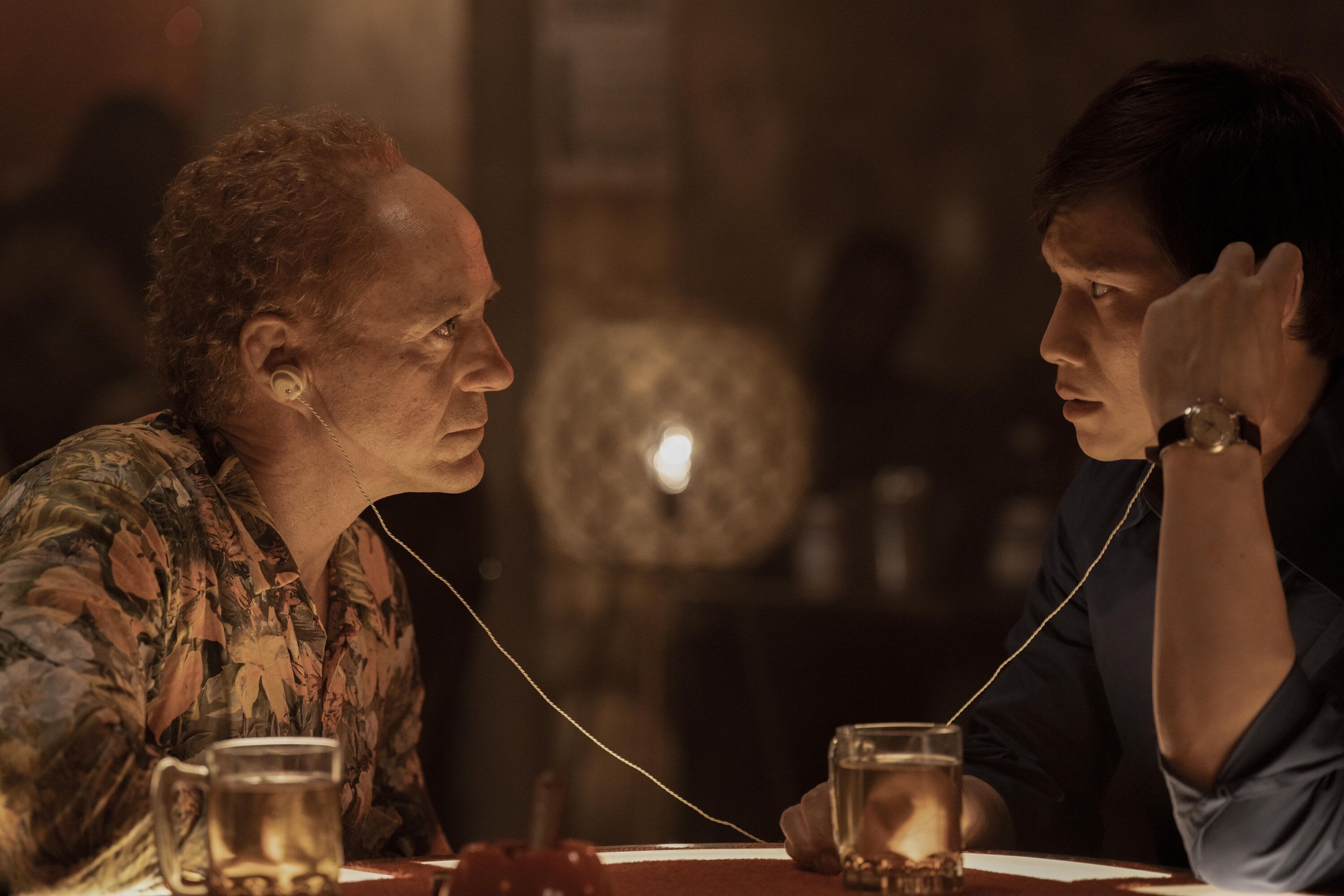 Robert Downey Jr. og Hoa Xuande spiller CIA-sjef og navnløse The Captain i «The Sympathizer». 