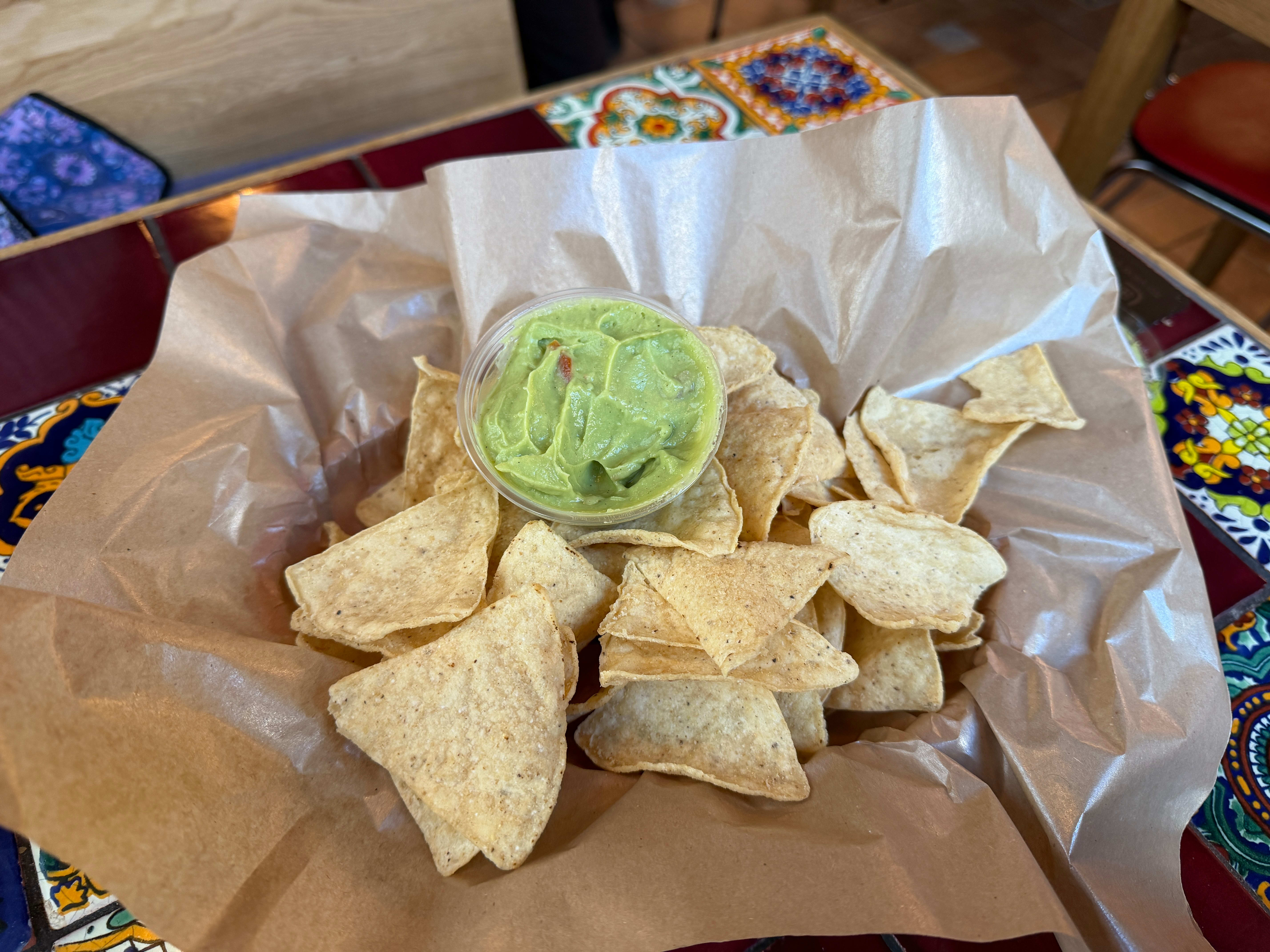 Guacamolen smaker ekte avokado, men er så silkemyk at den minner om den ferdiglagde typen fra boks. Å mose avokado for hånd i store kvanta er sikkert kostbart og arbeidskrevende, men det hadde vært godt! Tortillachipsene er derimot gode: salte, sprø og med riktig konsistens.