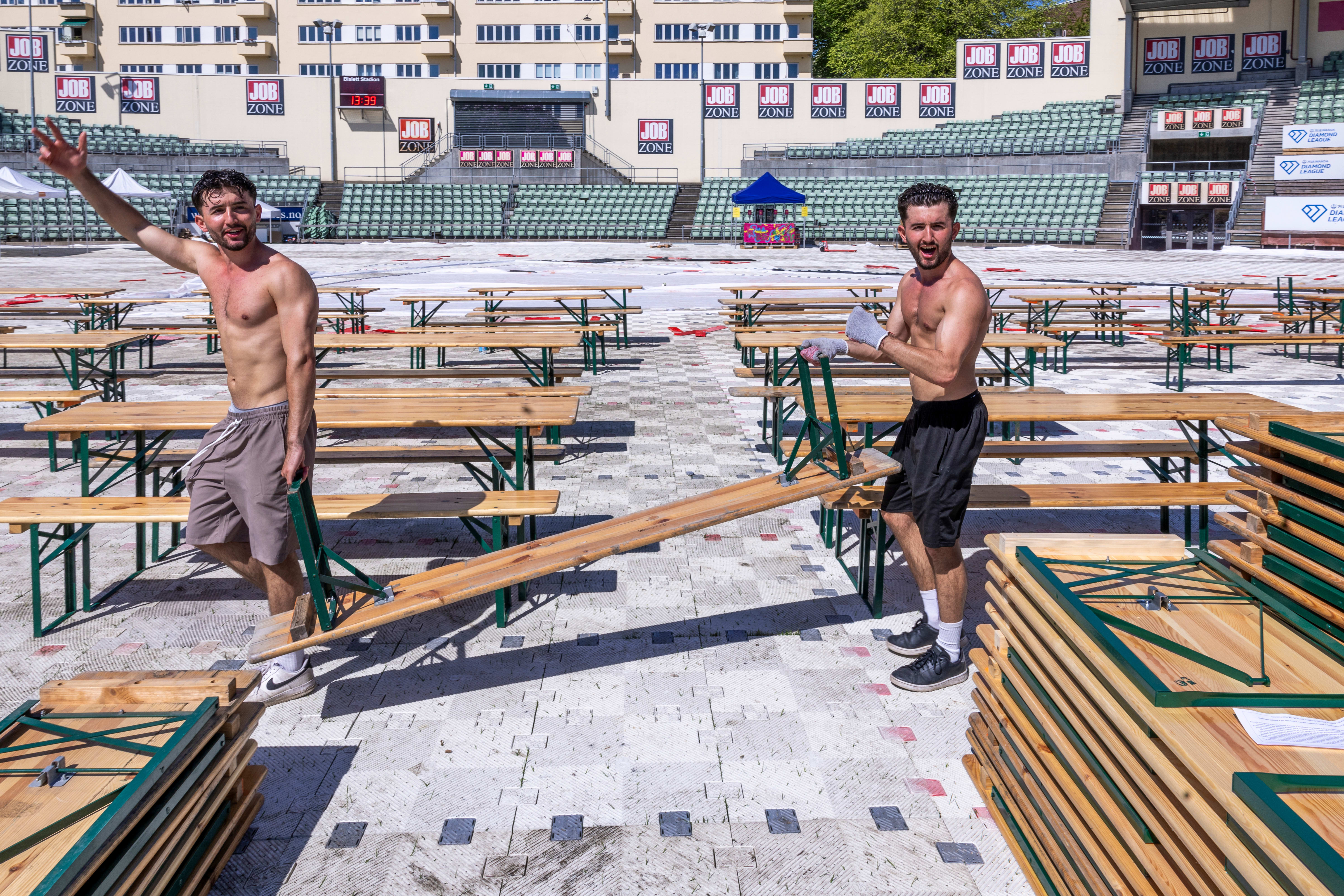Det har tatt tre dager å dekke gresset på Bislett stadion. Dagen før dagen jobber teamet på spreng for å få de siste detaljene på plass. 