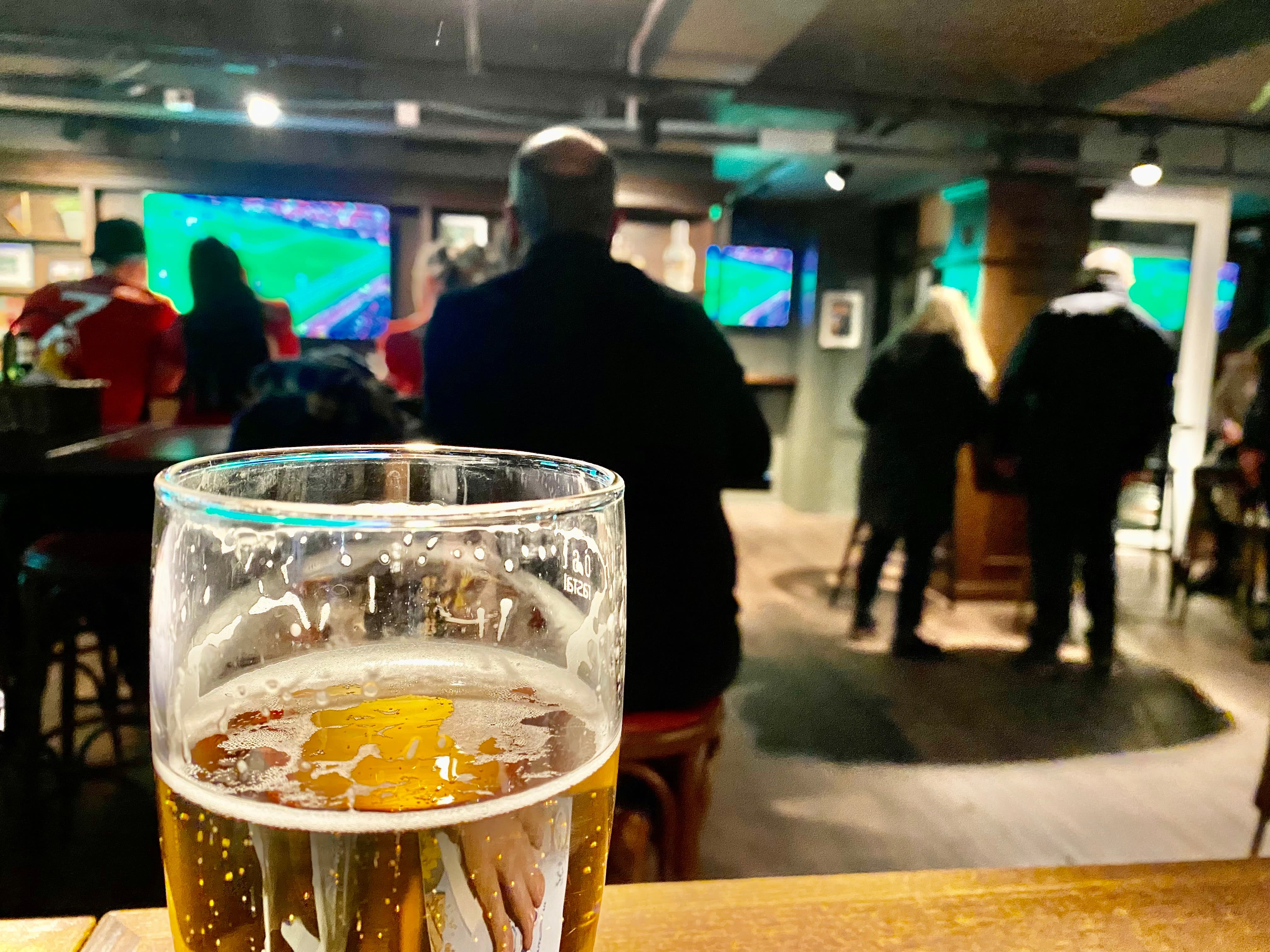 Øl og fotball er en fin kombinasjon. Særlig når man også får god mat. 