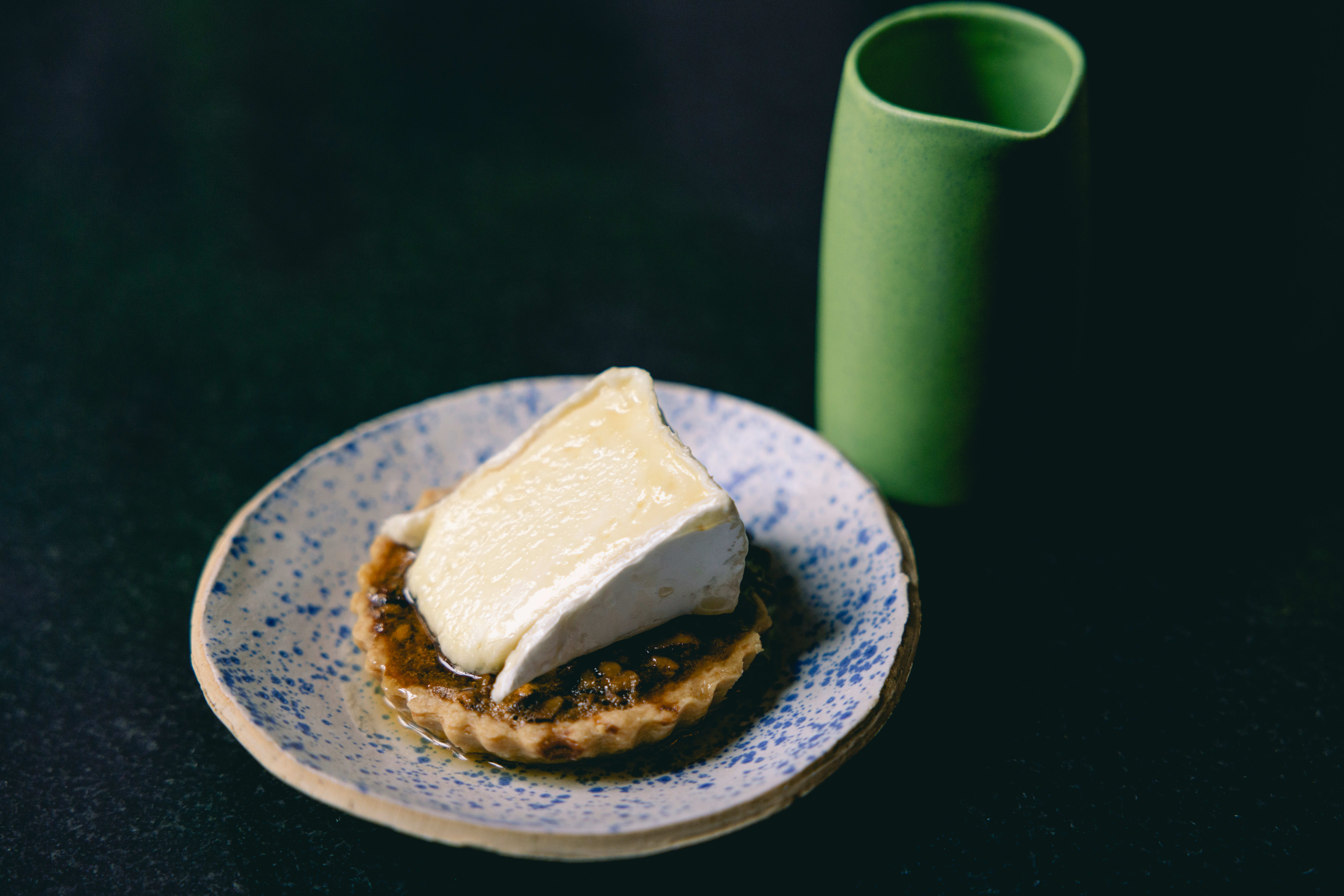 Pekanterte med Brillat Savarin og lønnesirup.