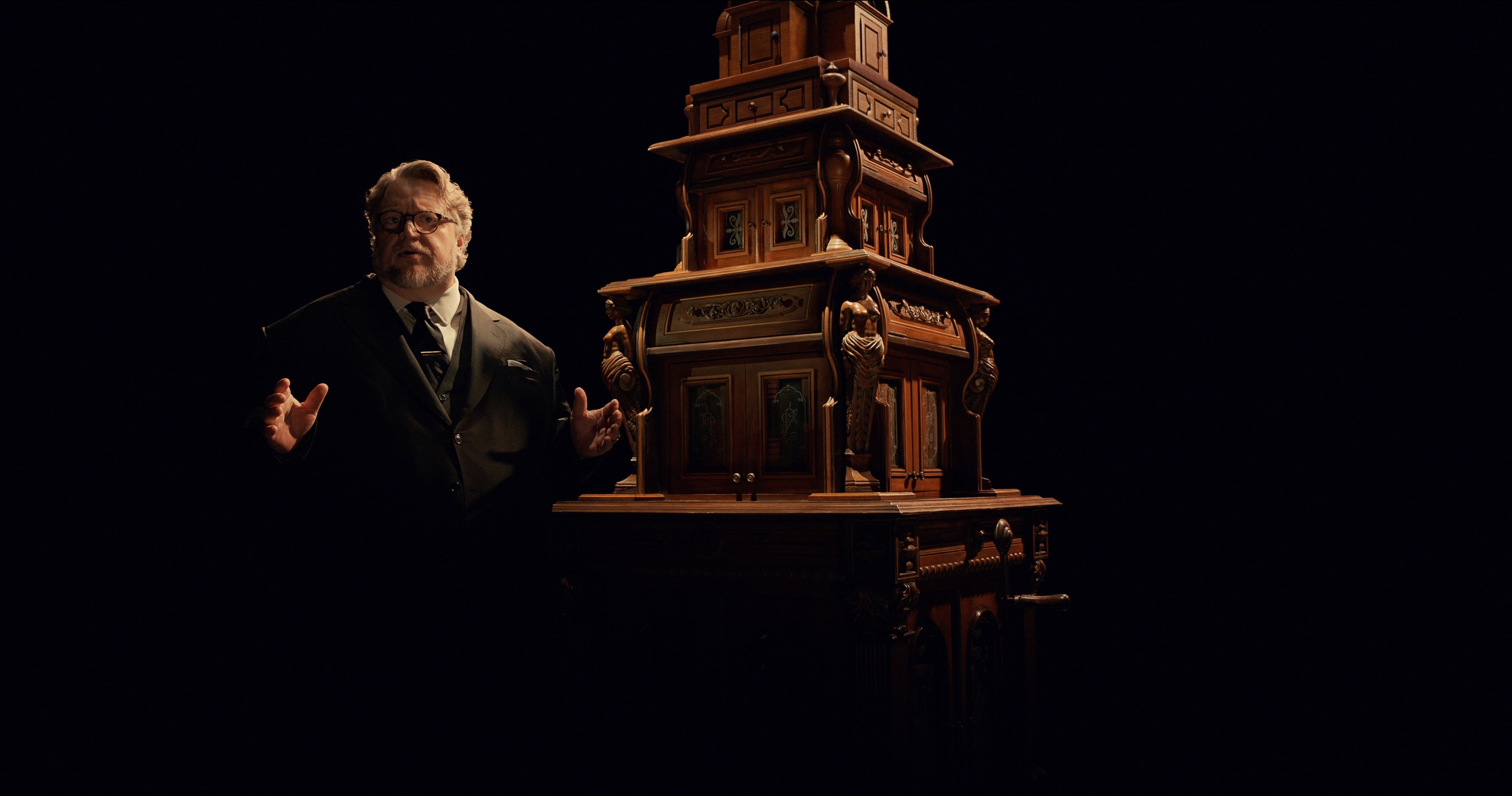Guillermo del Toro introduserer hver ny episode ved å åpne en dør i sitt raritetskabinett.