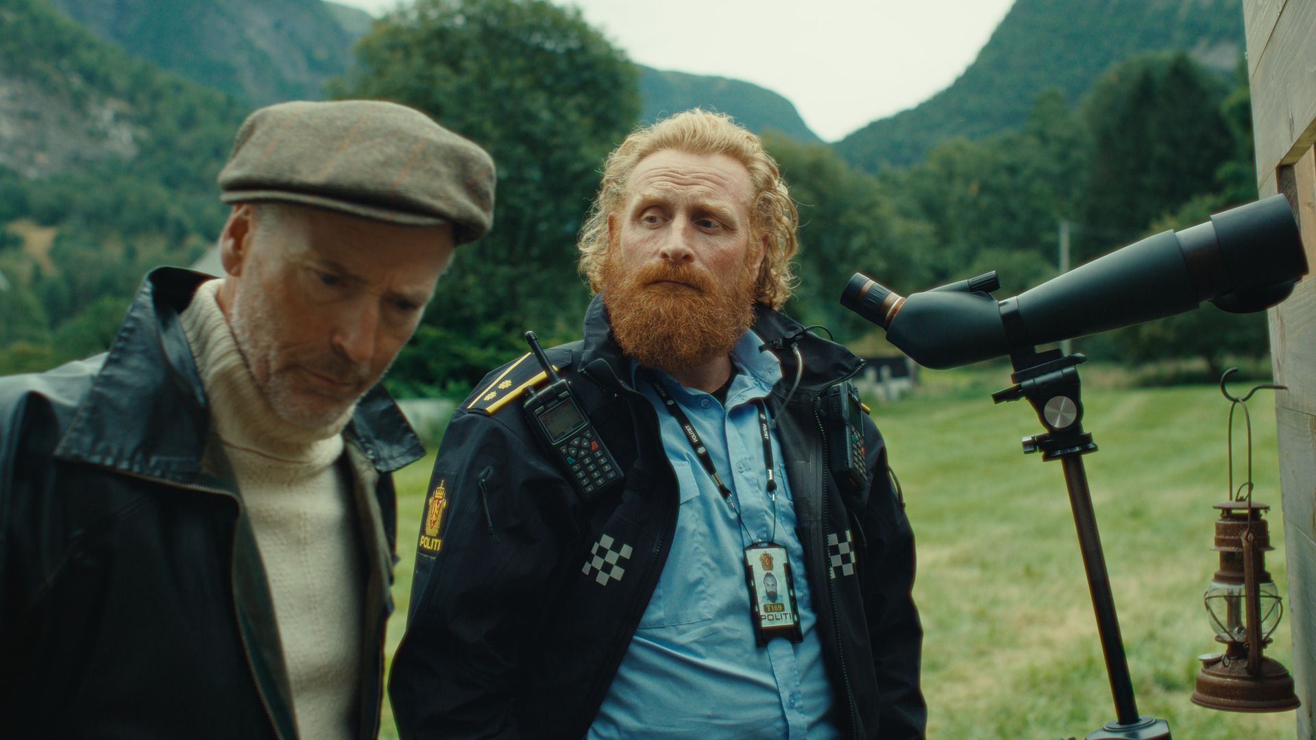 Morten Abel er kostelig som den tilsynelatende paranoide bonden Ingolf. Hans familie har drevet gården i 300 år, og han hører stemmer både dag og natt.