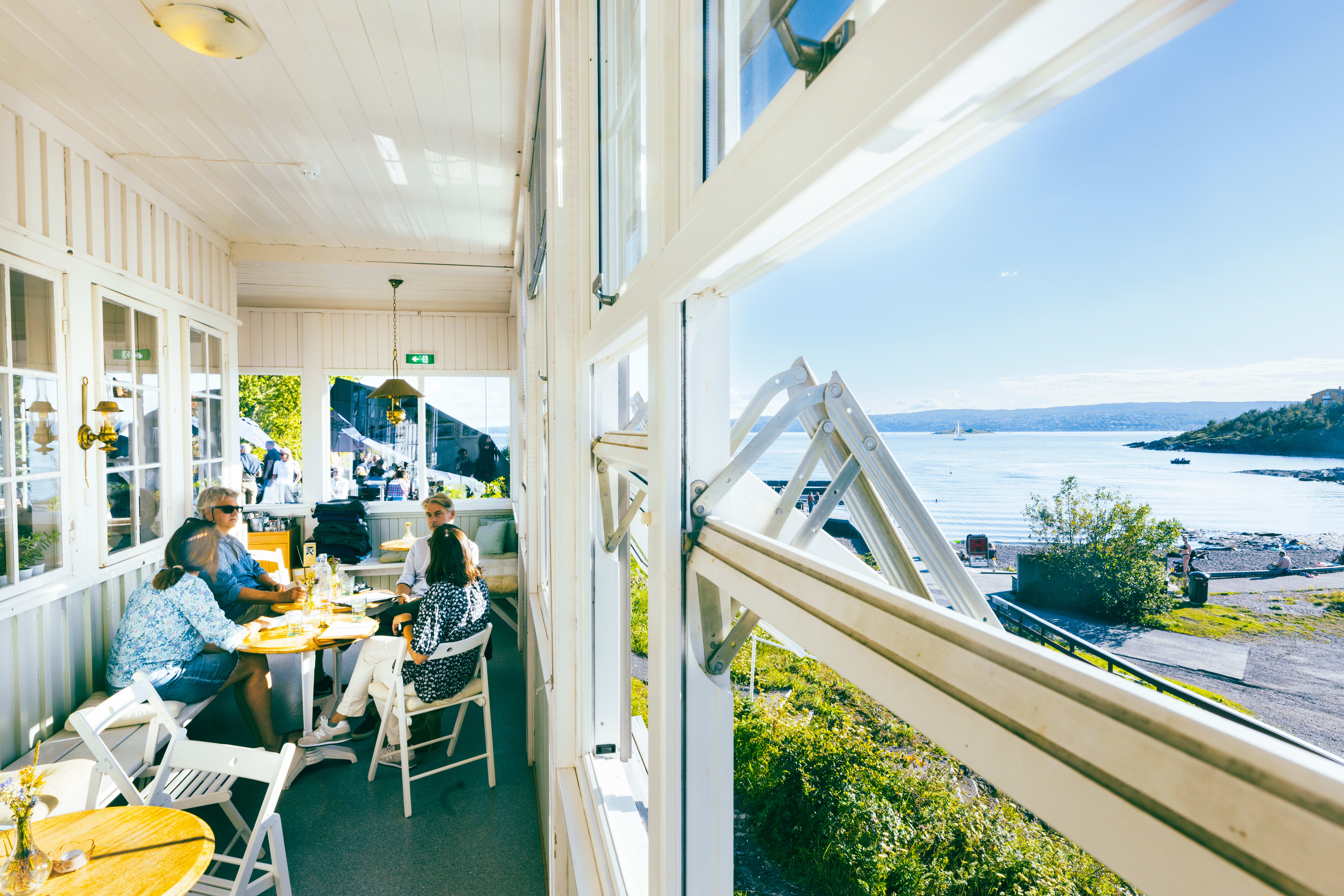 Glassverandaen er vel så fin som uteserveringen.