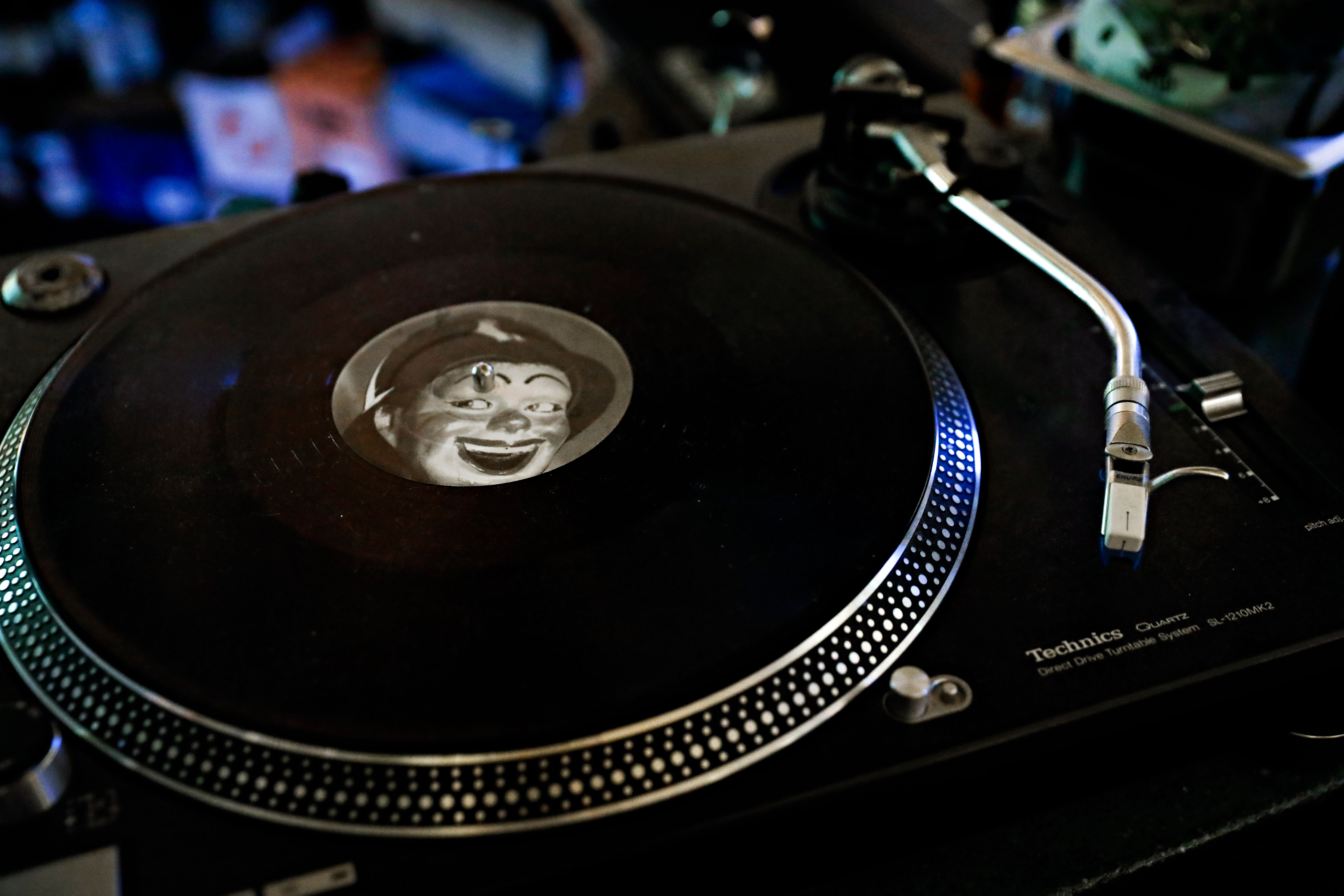 Musikkprofilen på Hells Kitchen er hipp og rocka.