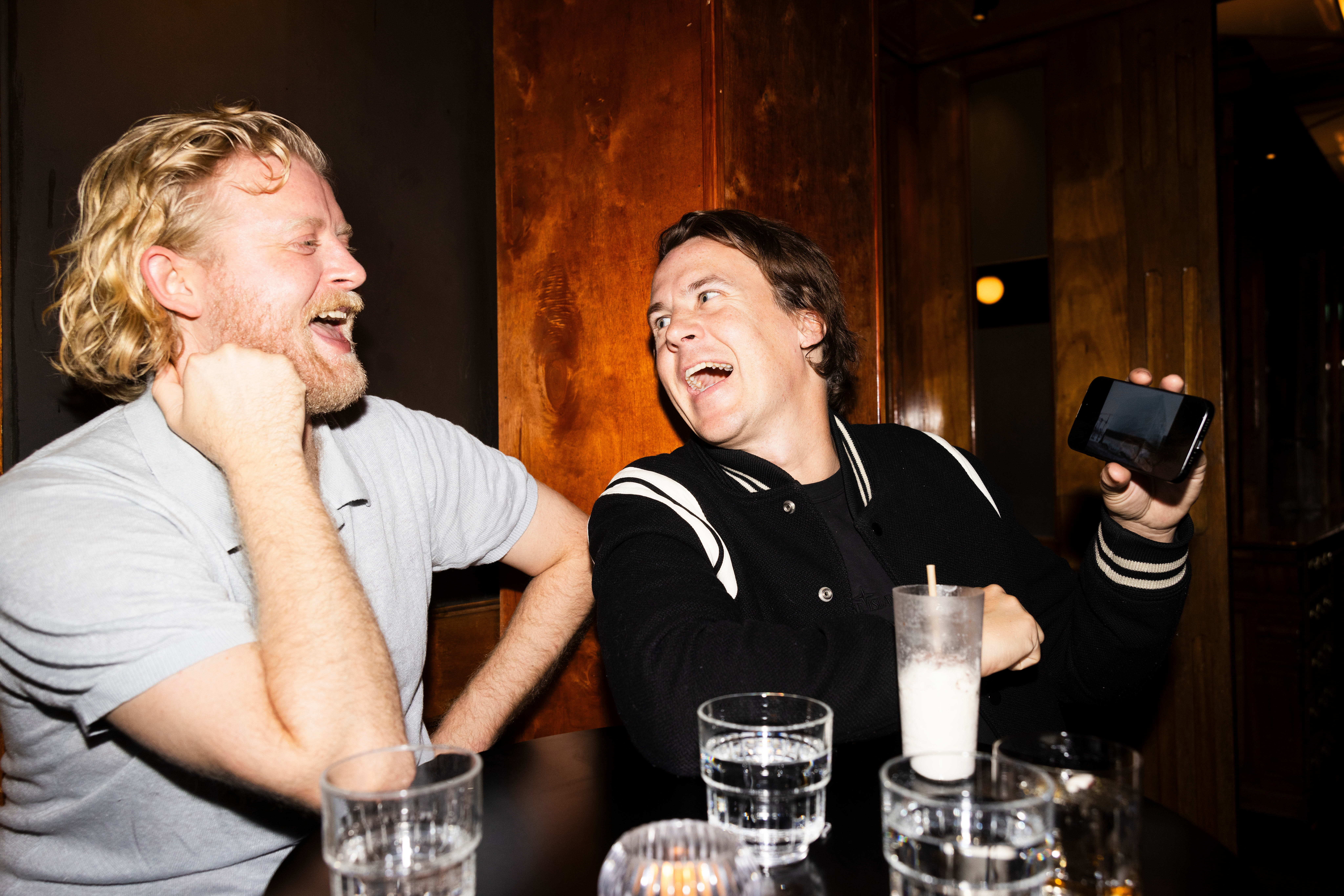 Koser seg stort med to cocktail og en dokumentar om en isbit på tur til Sahara. 