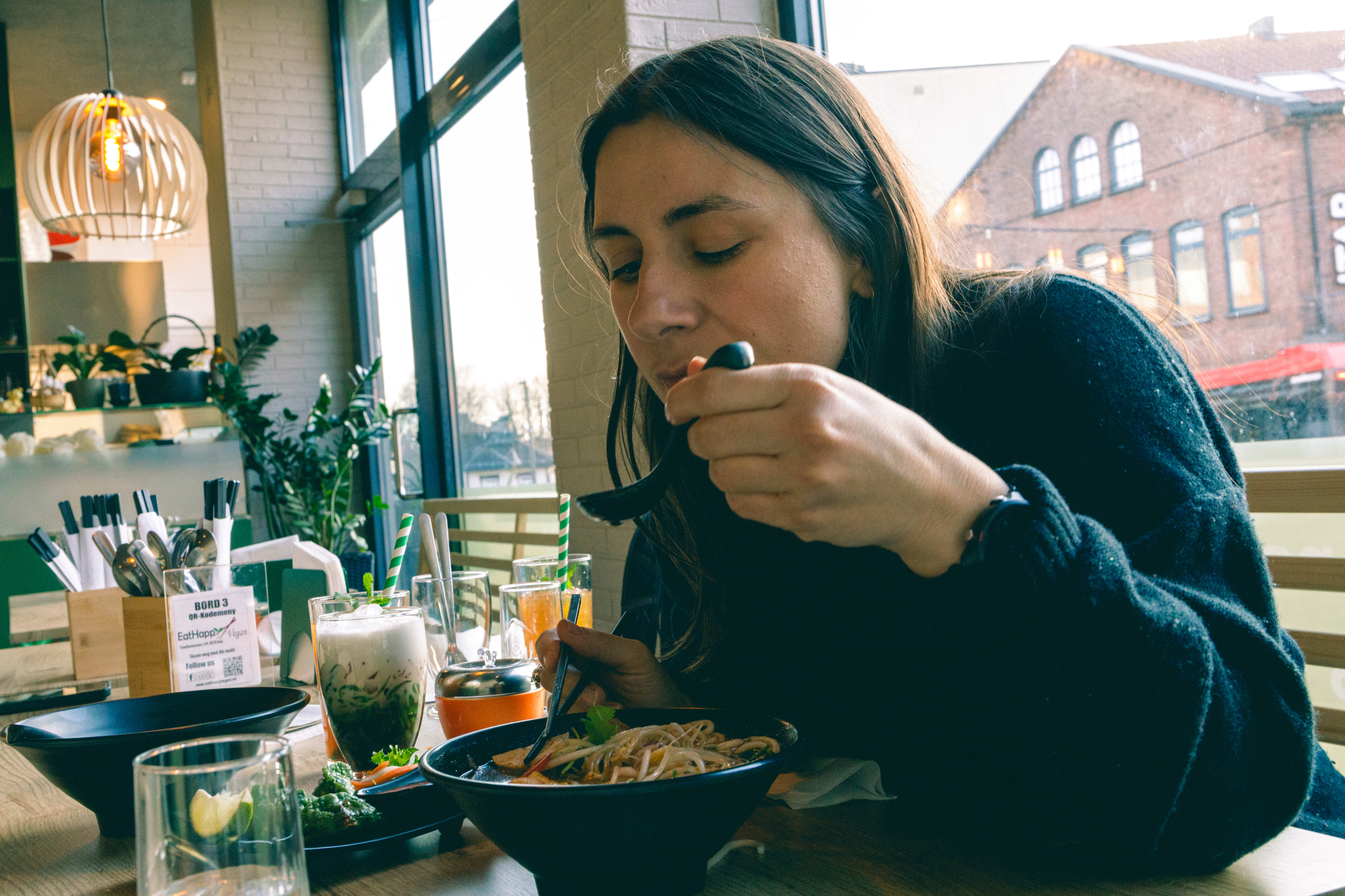 Her fortærer matanmelder Siran Hue Spicy Suppe hos EatHappy Vegan i Trondheimsveien.
