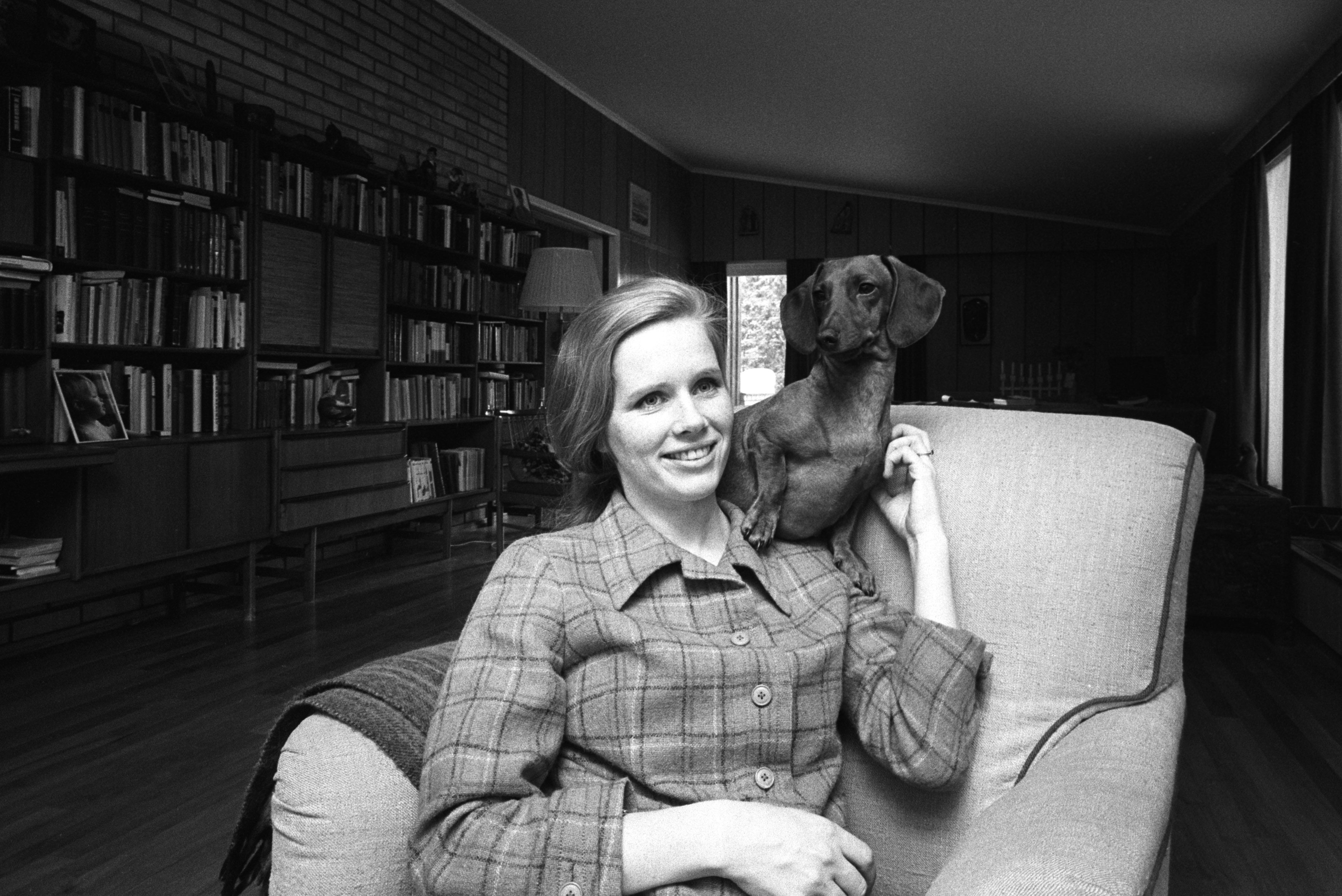 I 1969 ble Ullmann tildelt prisen for årets beste skuespiller av det amerikanske kritikerrådet for sin prestasjon i Bergmann-filmene «Vargtimen» og «Skammen». Her er hun avbildet i sitt hjem i Strømmen.