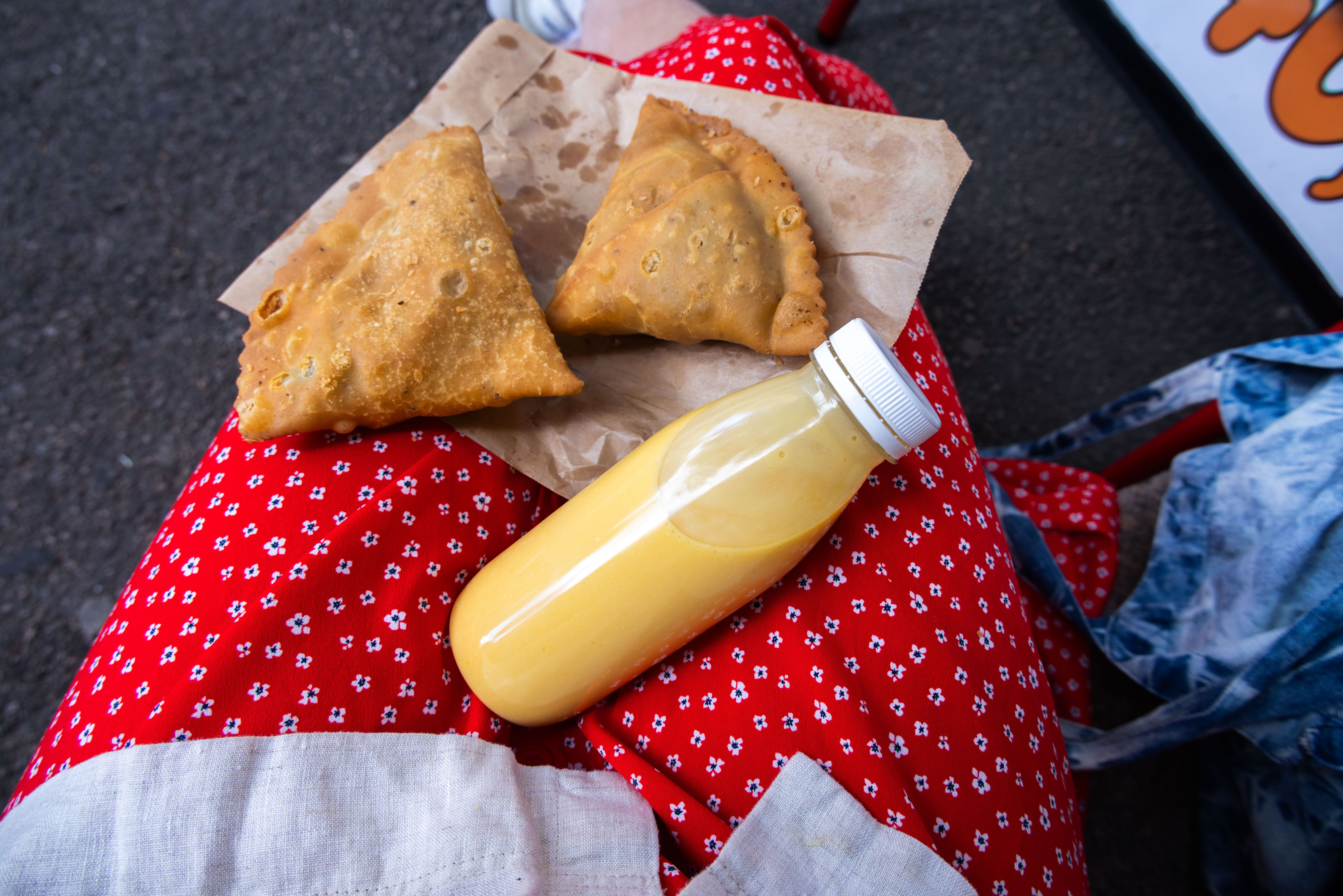 Tre samosaer til under 100-lappen. Drikketips: Mango lassi!