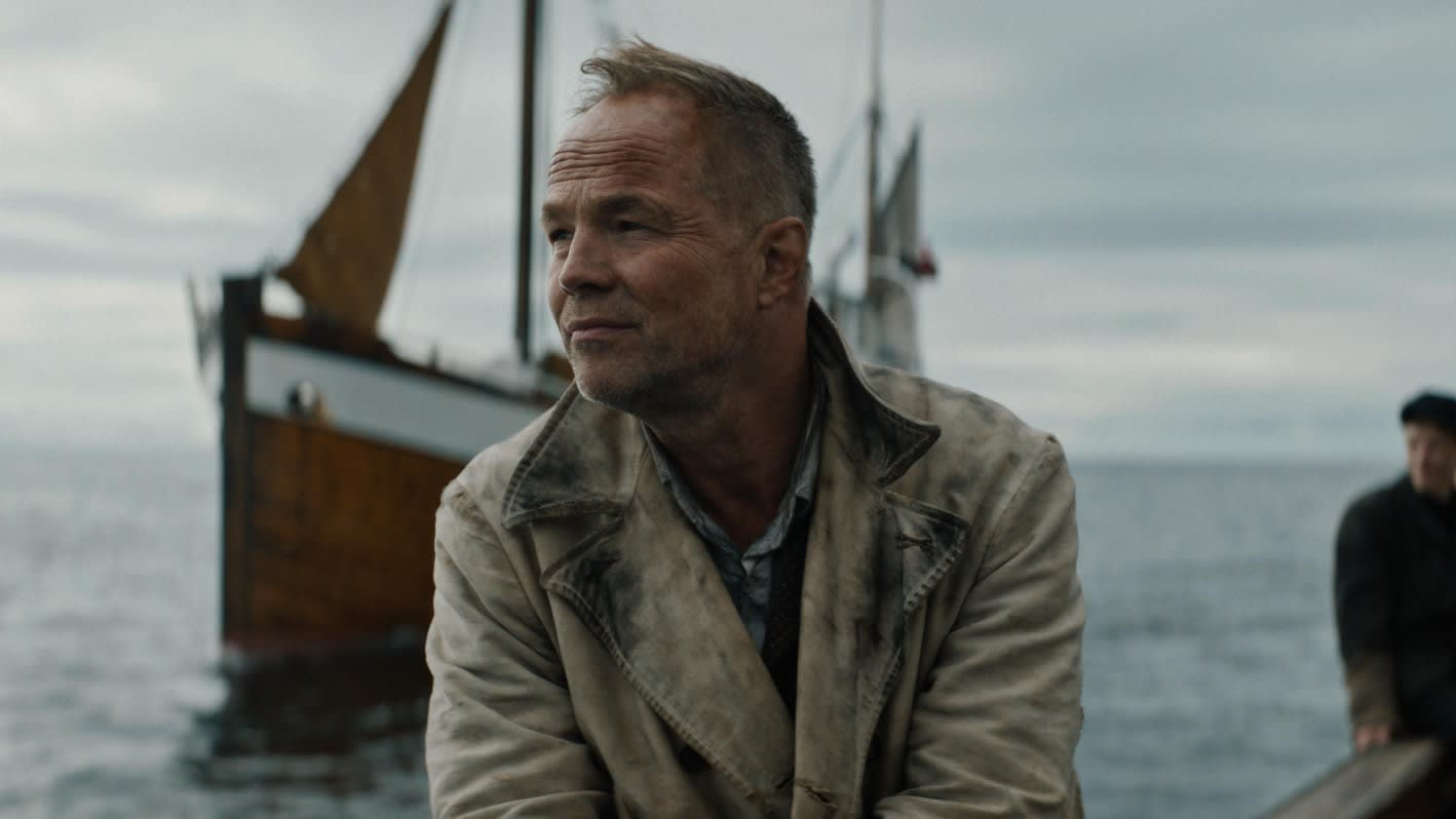 Jon Øigarden er glimrende i hovedrollen som Arbeiderpartiets stortingssekretær Fredrik Haslund (1899–1961). 