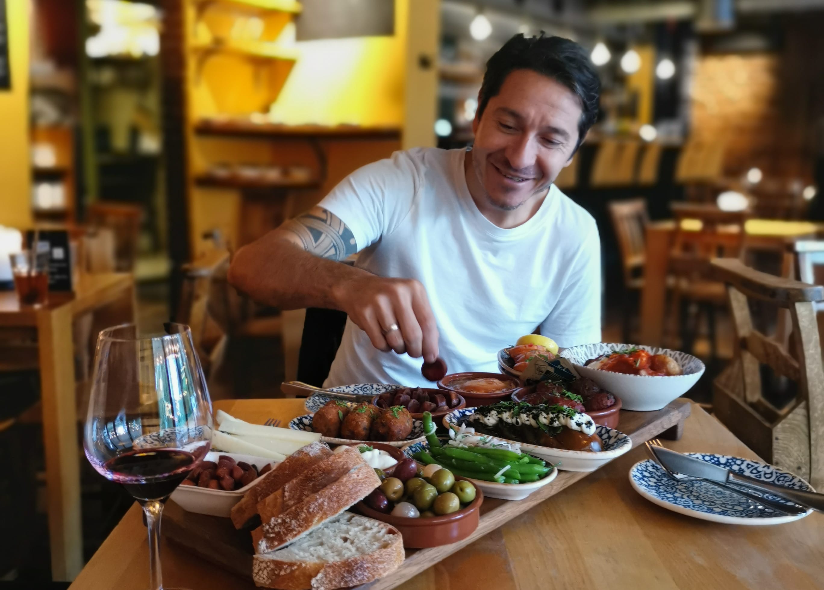 Rodrigo Belda er eier av Concept Restaurants som består av Delicatessen Tapasbar, Villa Paradiso og Hummus & Wine. I tillegg drifter han Vesuvio Pizzeria og vingården Dominio de Adrada i Spania. 