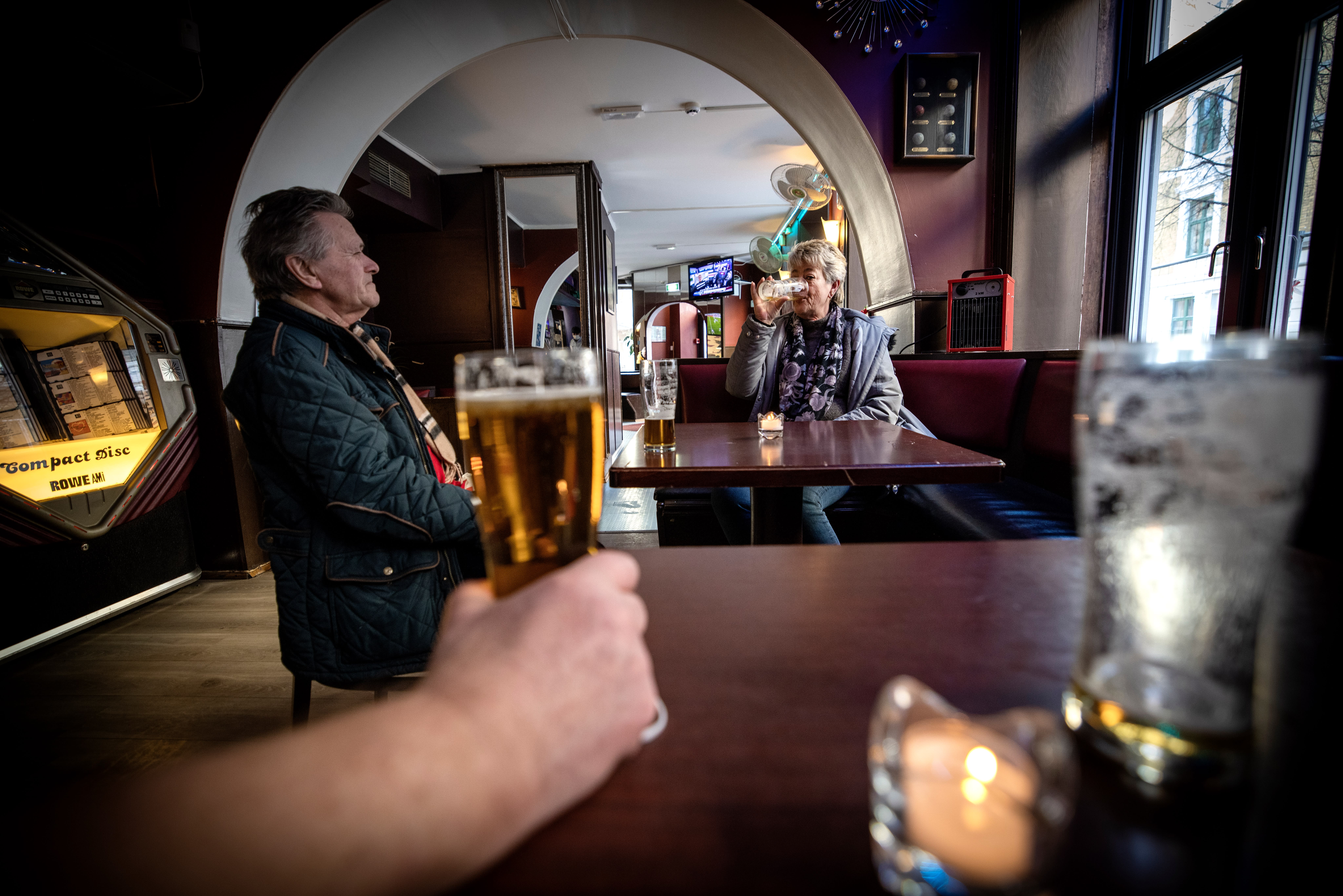 Bydelskroa på Tøyen lokker med brune skinnsofaer, biljardbord og rimelig øl.