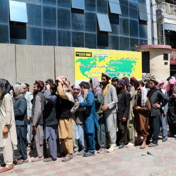 Afghanere står i lange køer i bankene:– Folk får ikke tak i pengene sine