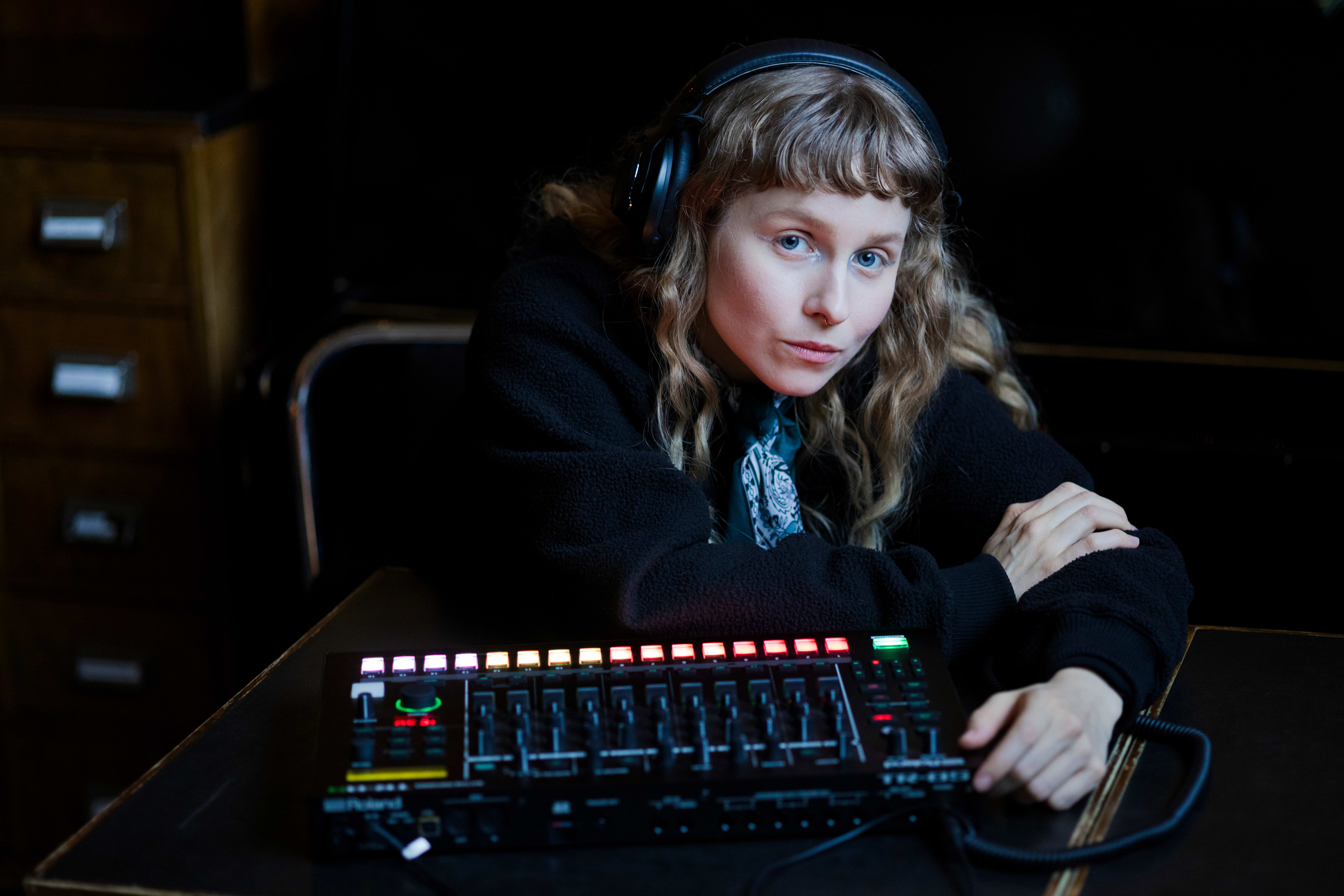 Anna Nor Sørensens hjertebarn Moyka lager elektronisk popmusikk med myke og mystiske synther. Dette er andre gang hun spiller på Øya. 