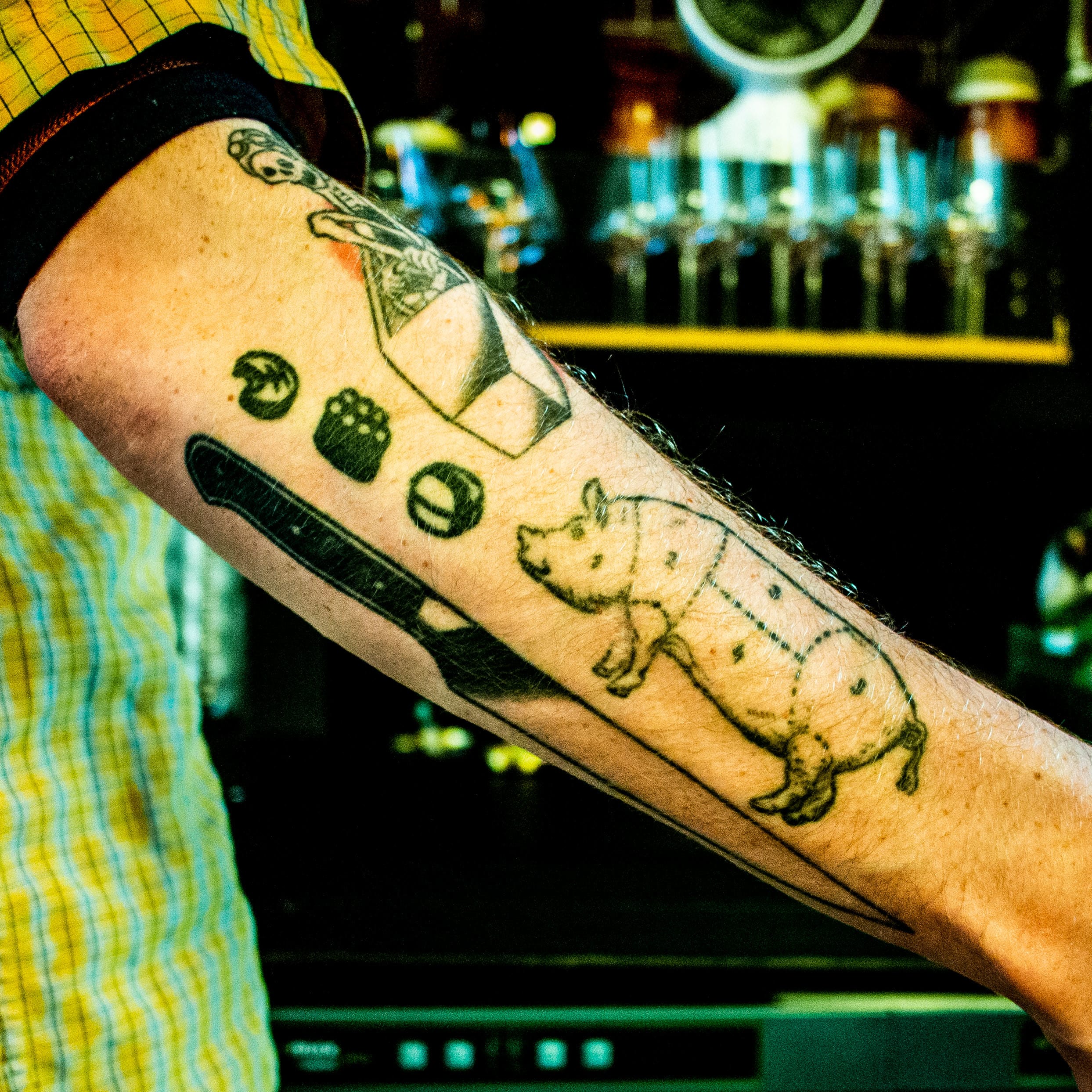 Grisens stykningsdeler har Oskar Ørskog tatovert på armen. Slik glemmer han aldri numrene på stykkene når han skal bestille svinekjøtt. 