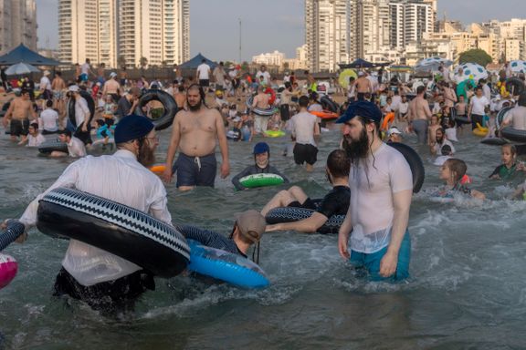 Bare menn på stranden. Nå kan det bli mer av dette i Israel.