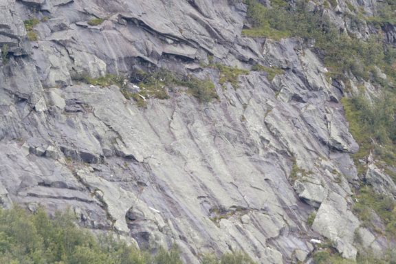  Piloten omkom da småfly styrtet i fjellvegg i Oppland  – ble hentet ut med helikopter 