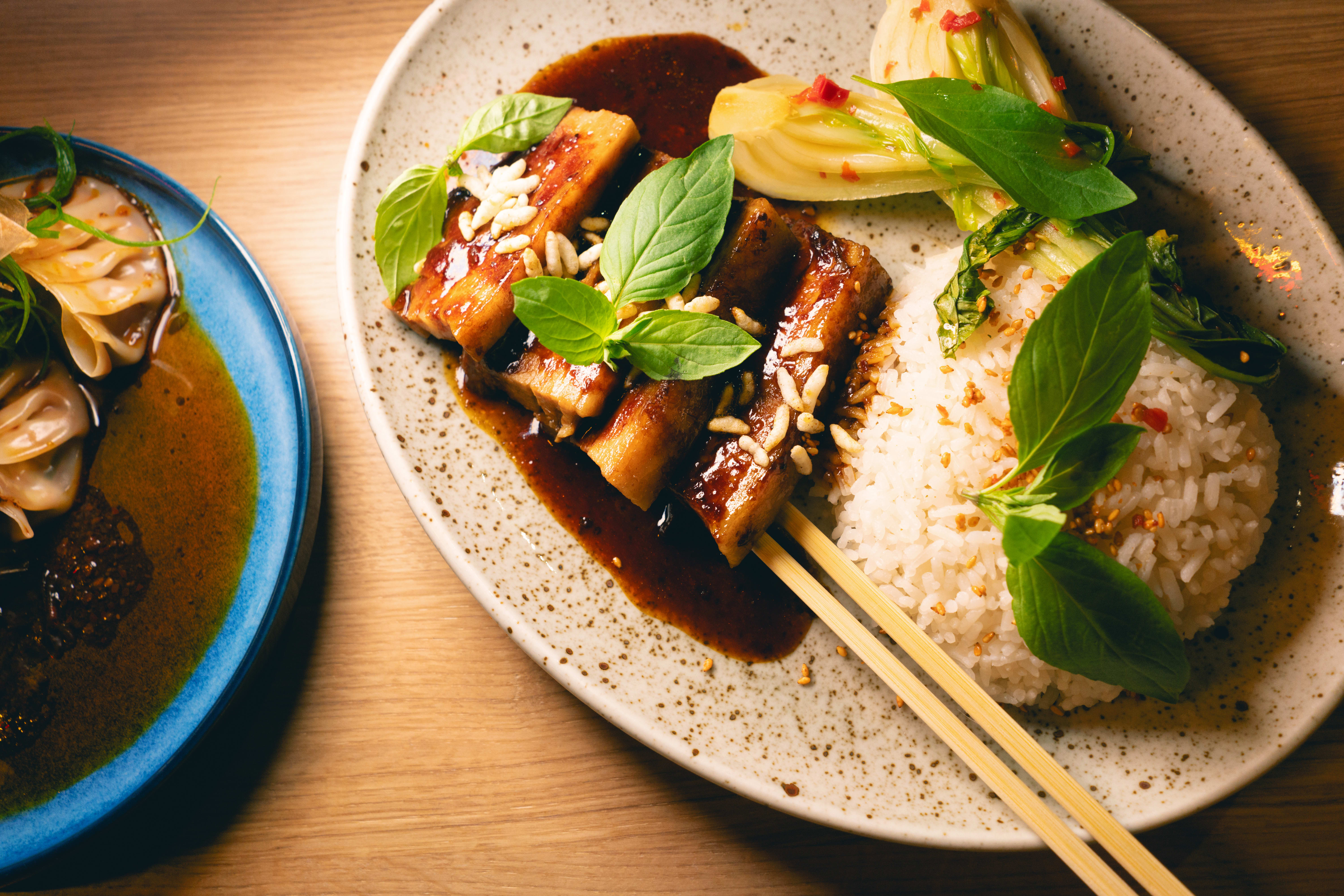 Braisert ribbe med ris, pak choy og puffet ris.