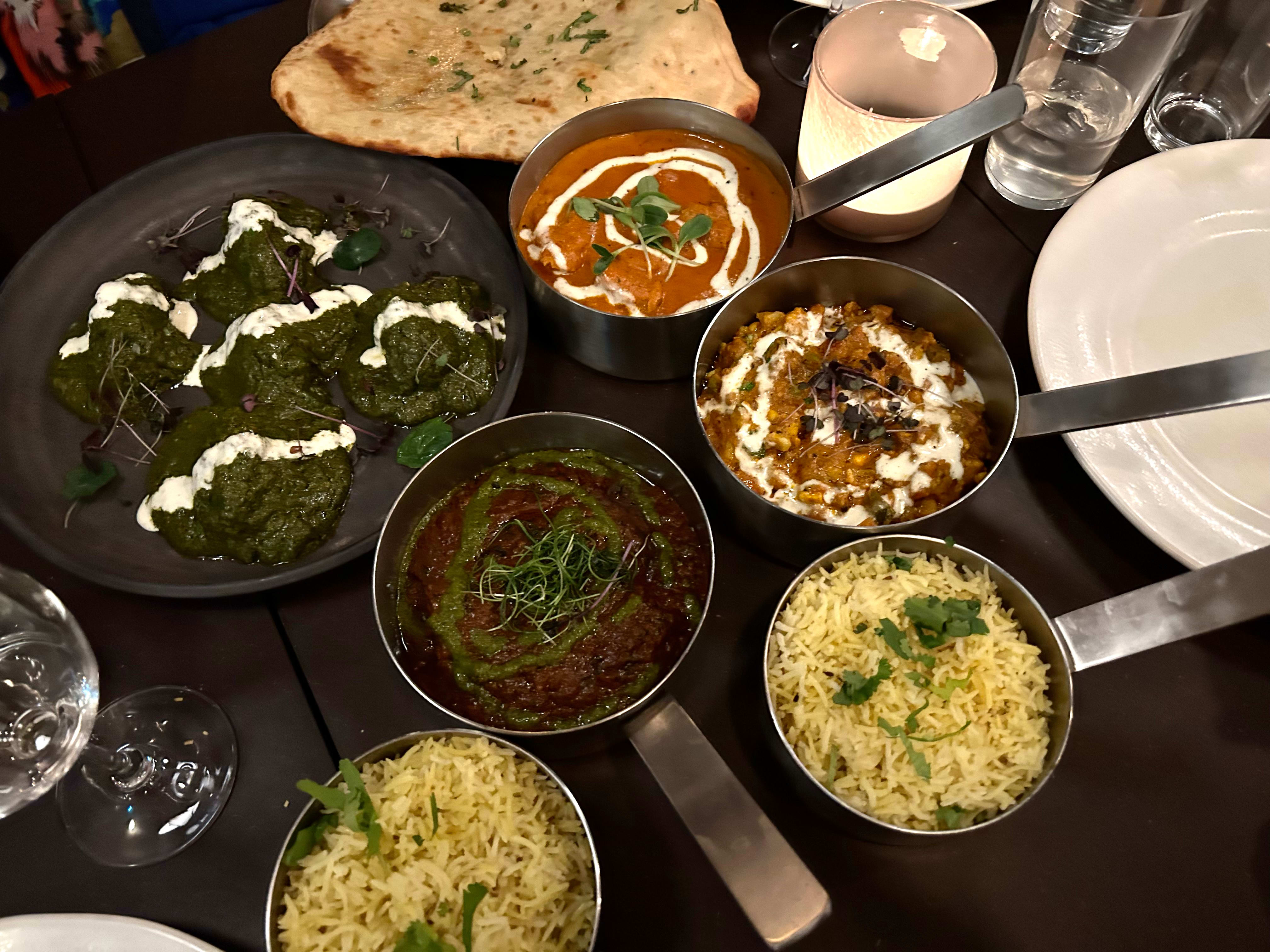 Hovedrettene blir servert i separate gryter, som gjør maten ypperlig for deling. 