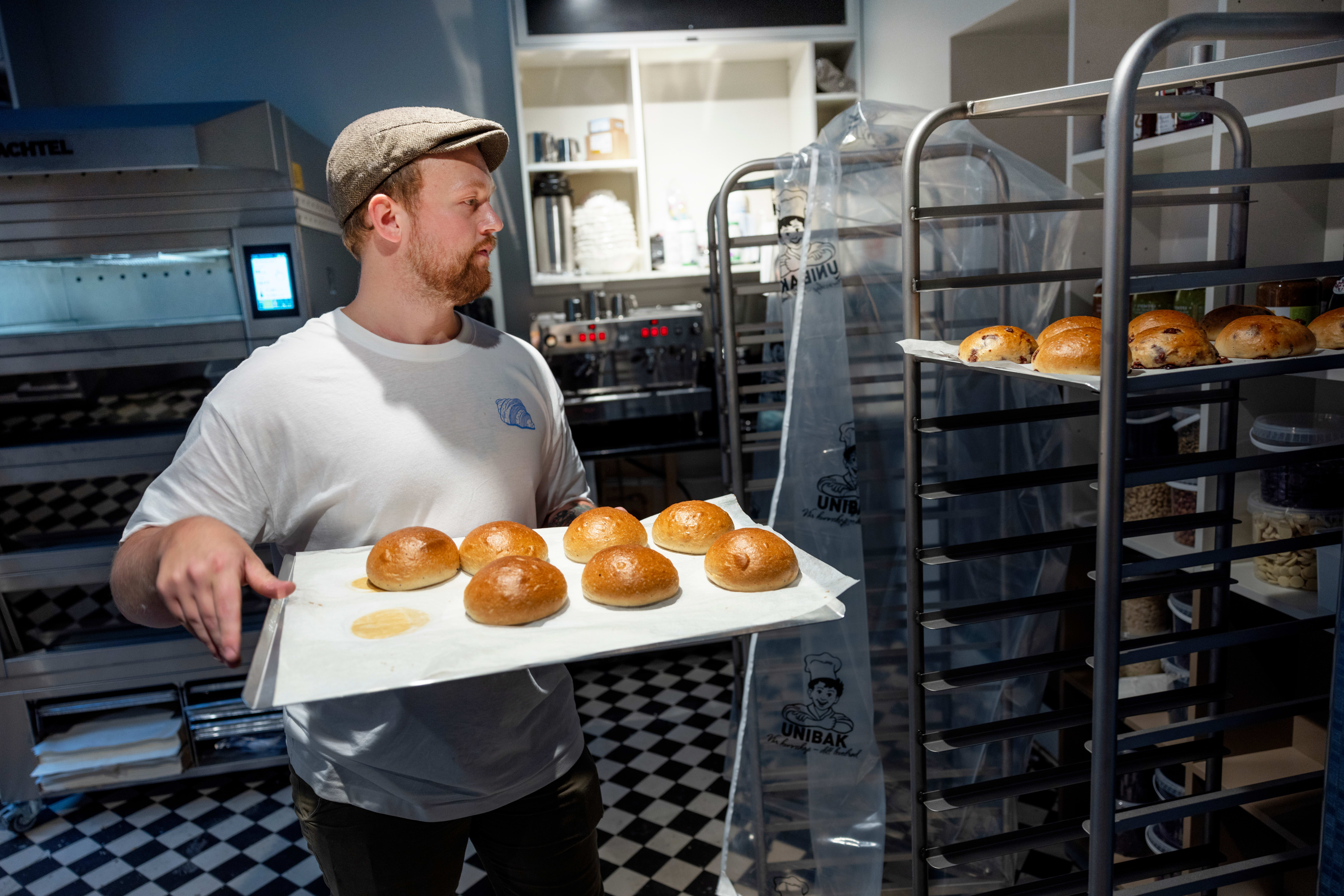 Tirsdag kl. 12 «baker» det løs i det nye bakeriet på Sagene. Bakerisjef Stian Damstuen er godt i gang med forberedelsene.