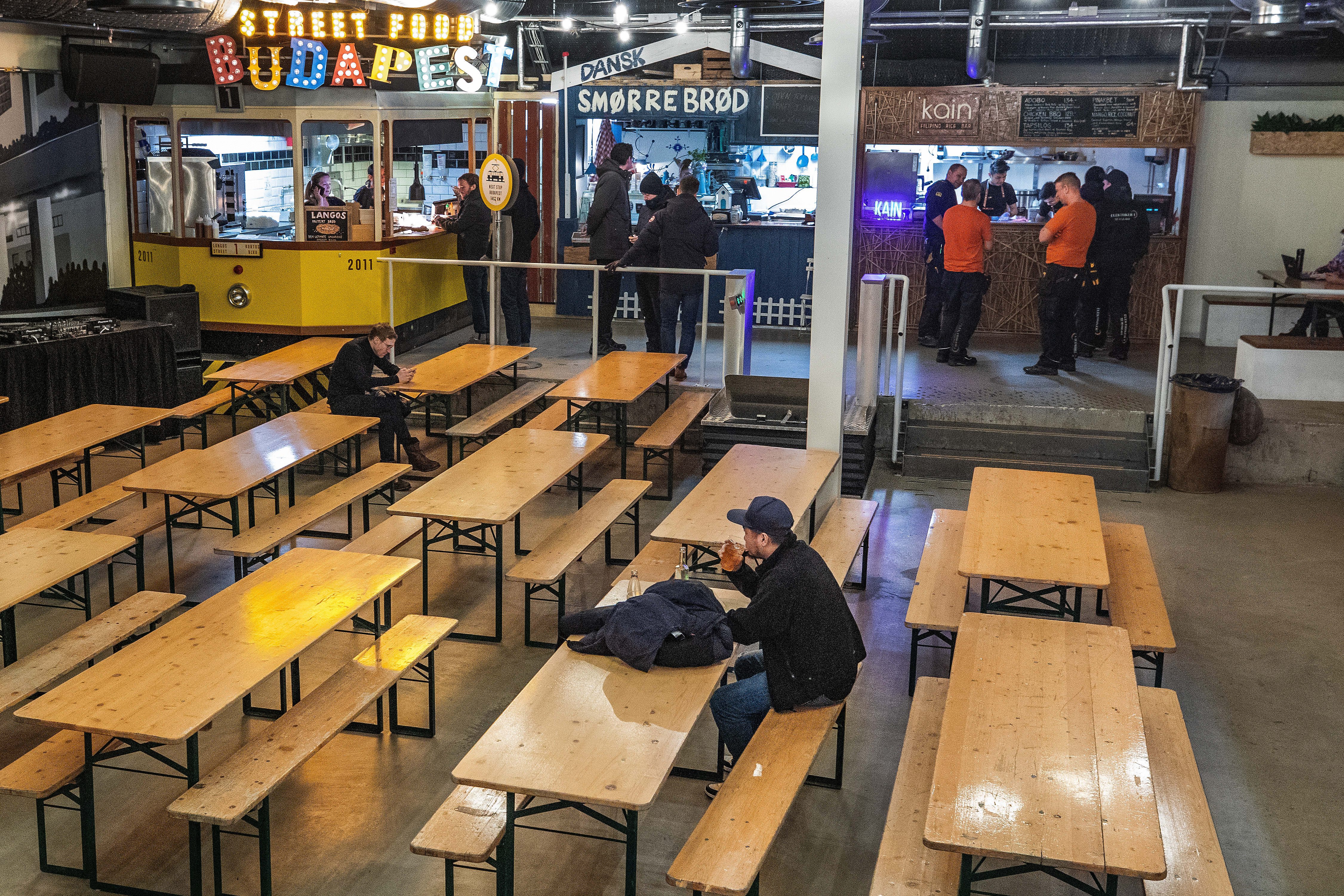 På Oslo Street Food er det massevis av matboder. Om kvelden blir det dansegulv.