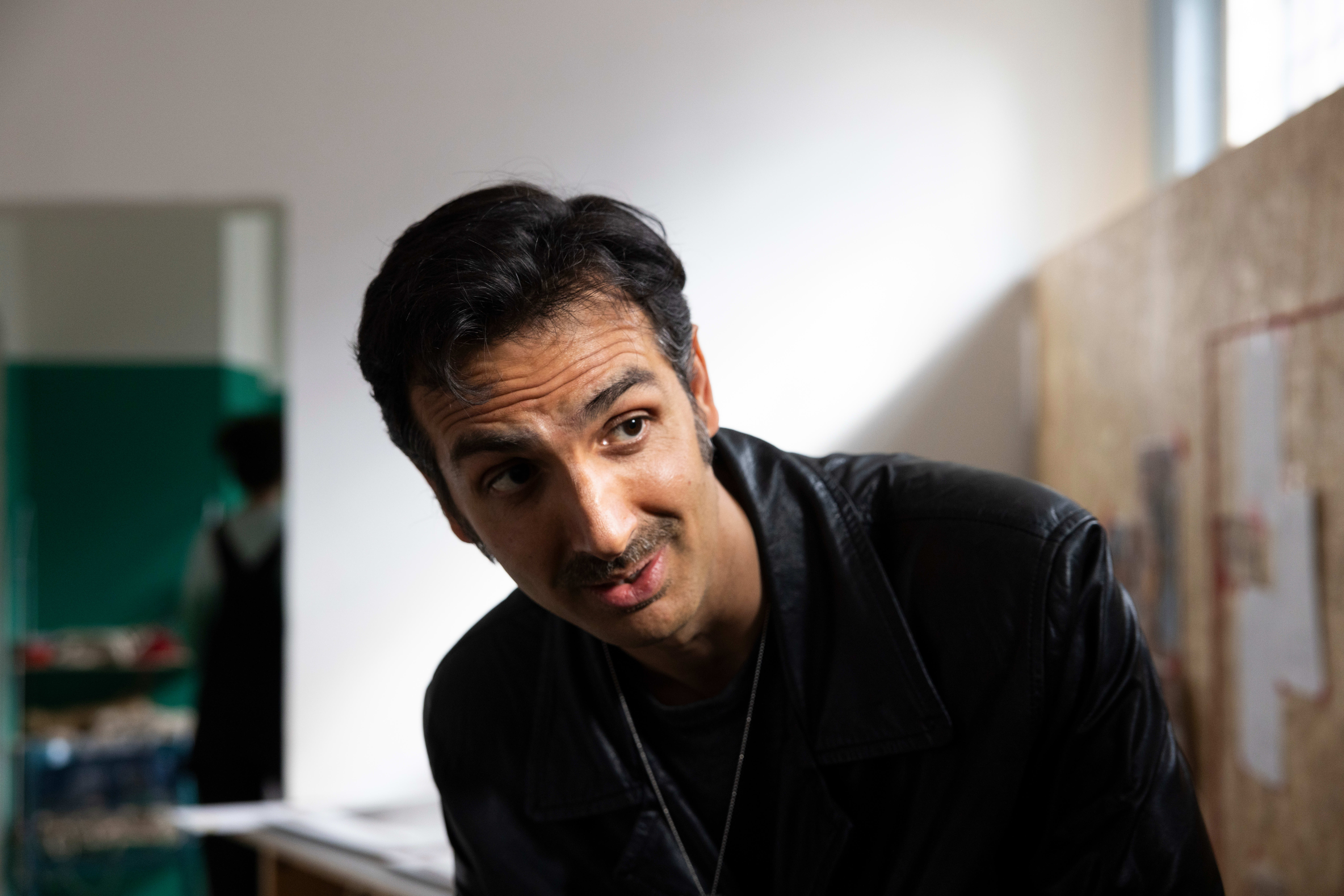 Den britisk-pakistanske kunstneren har bodd i Norge siden 2018. 