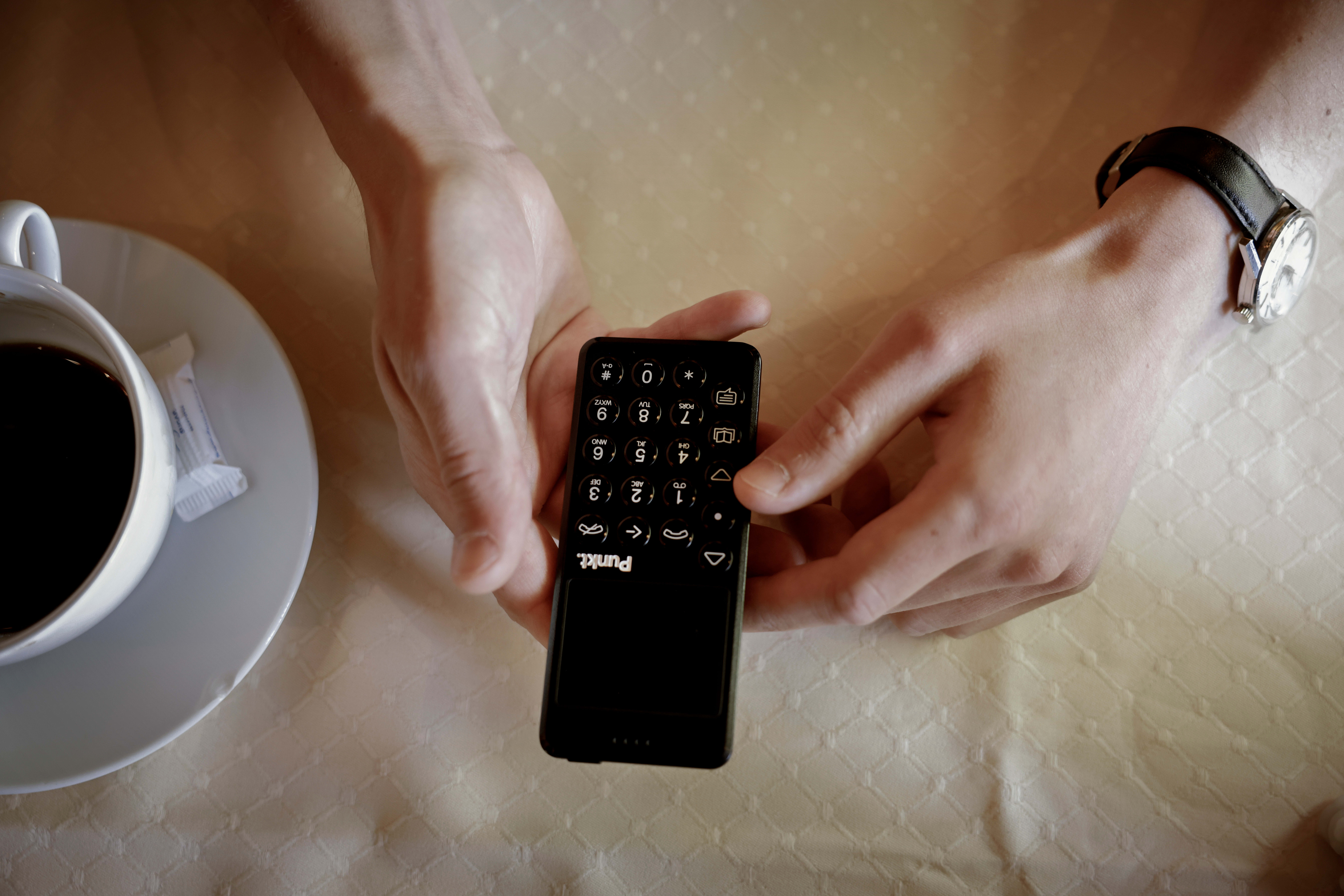 Ingen apper her. Tharaldsen har ikke eid smarttelefon siden 2014. Han kan ikke engang spille Snake på denne duppeditten.