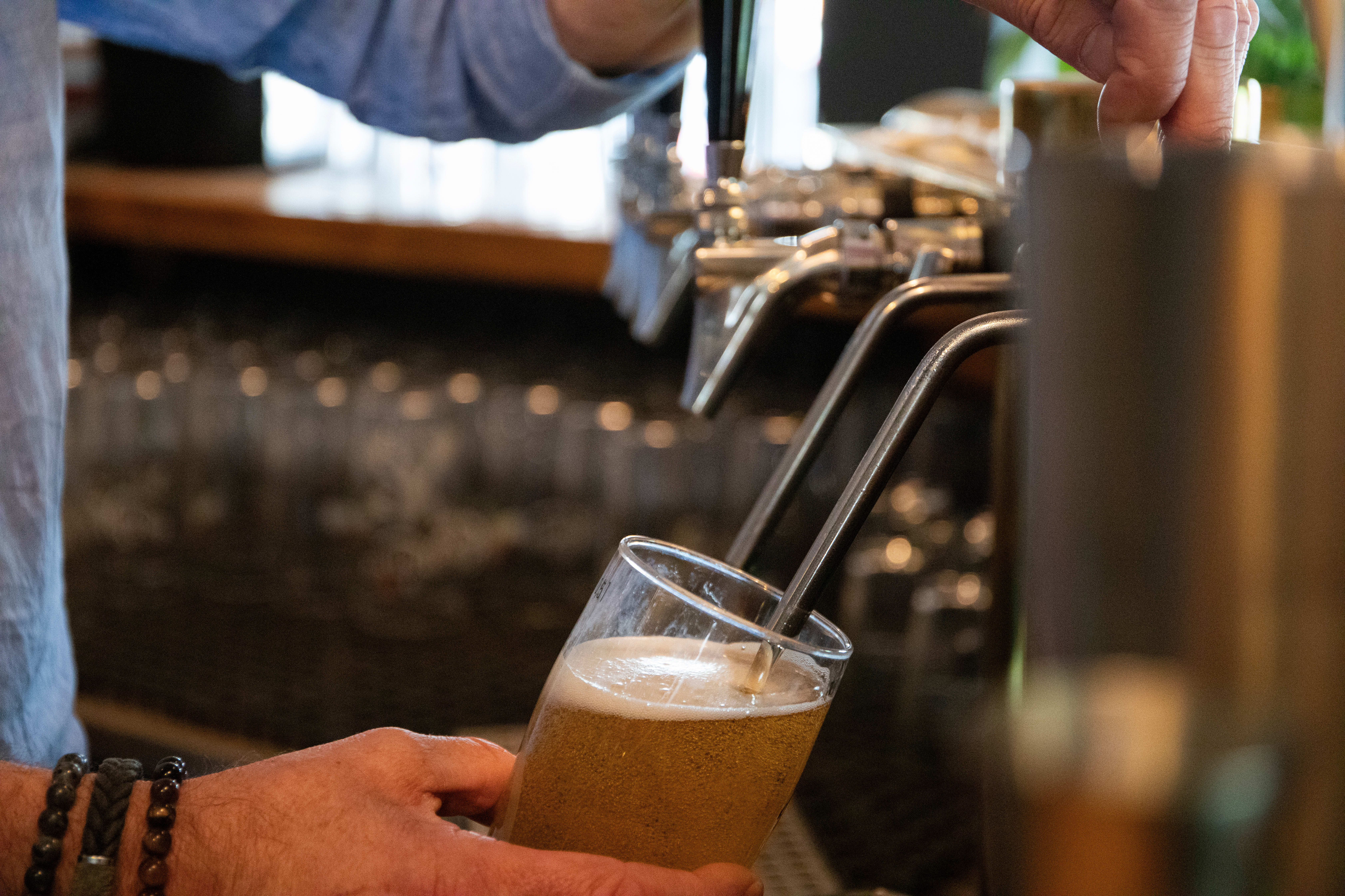 Her fylles en klassisk pils til øltørste gjester hos Petrus. Lite-øl var de tomme for da Vink var innom.