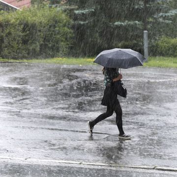 Varsler styrtregn på Østlandet - farevarselet oppjustert
