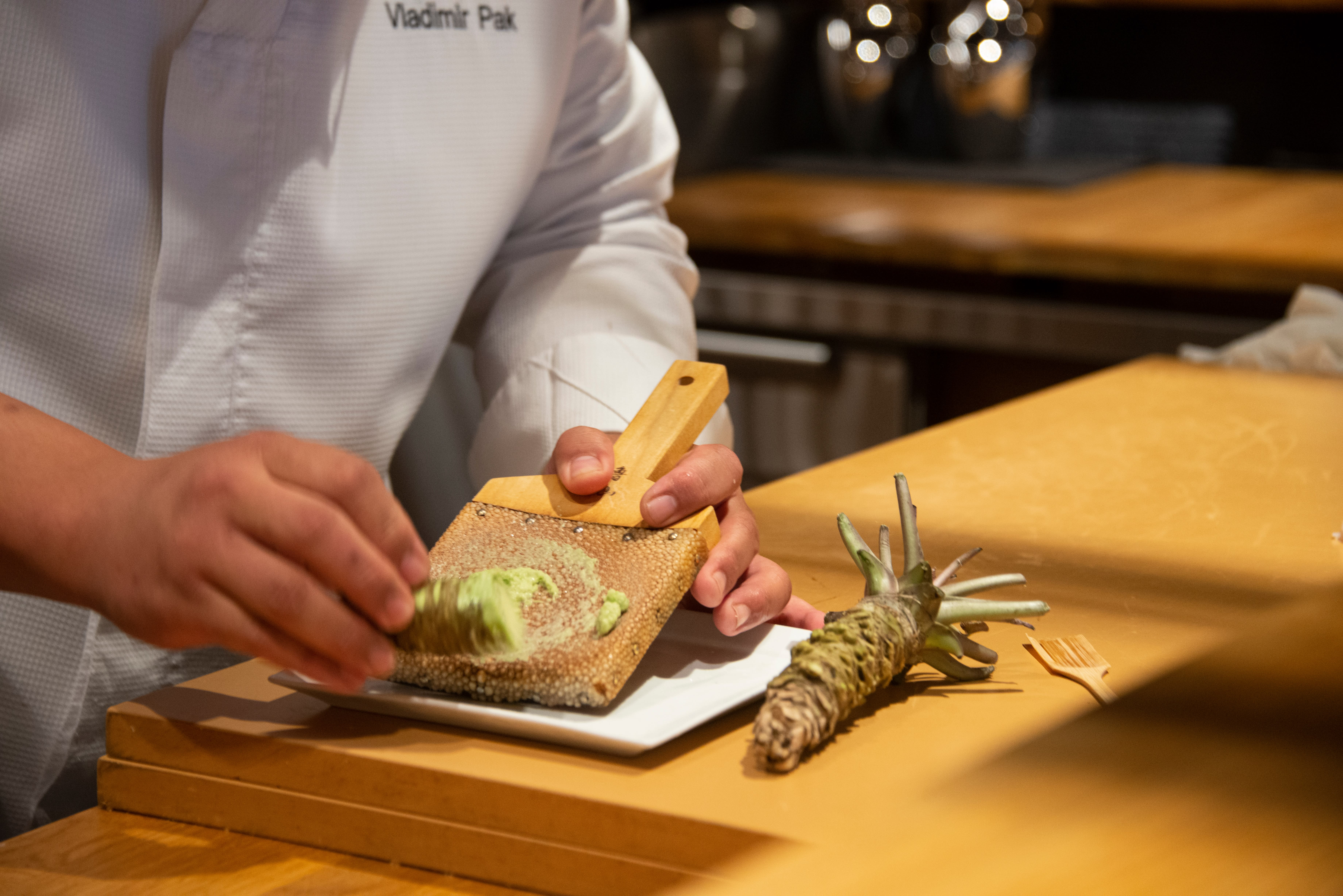 Importert wasabi blir revet på haiskinn. 