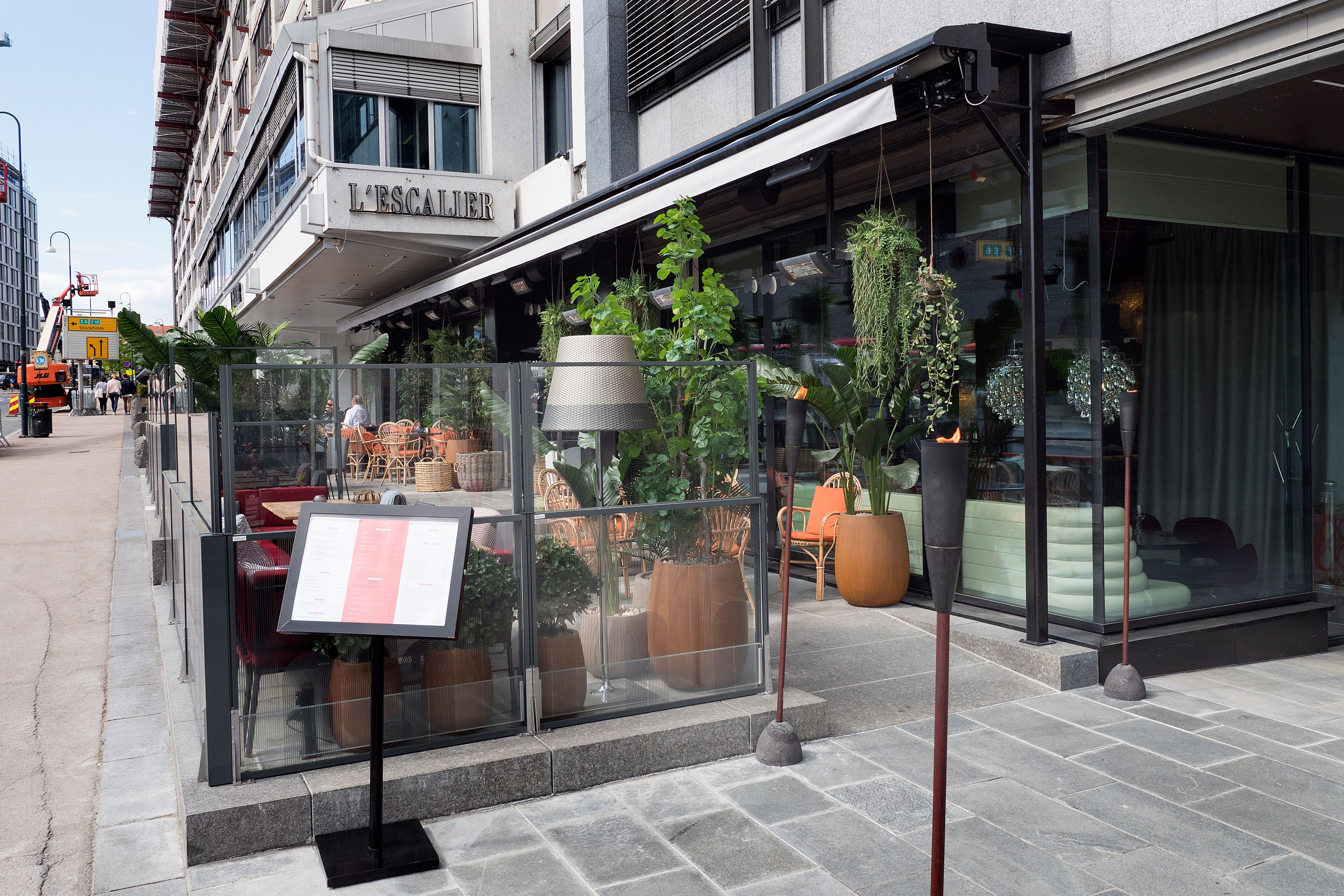 Teatro byr på en fin og lun uteplass. 